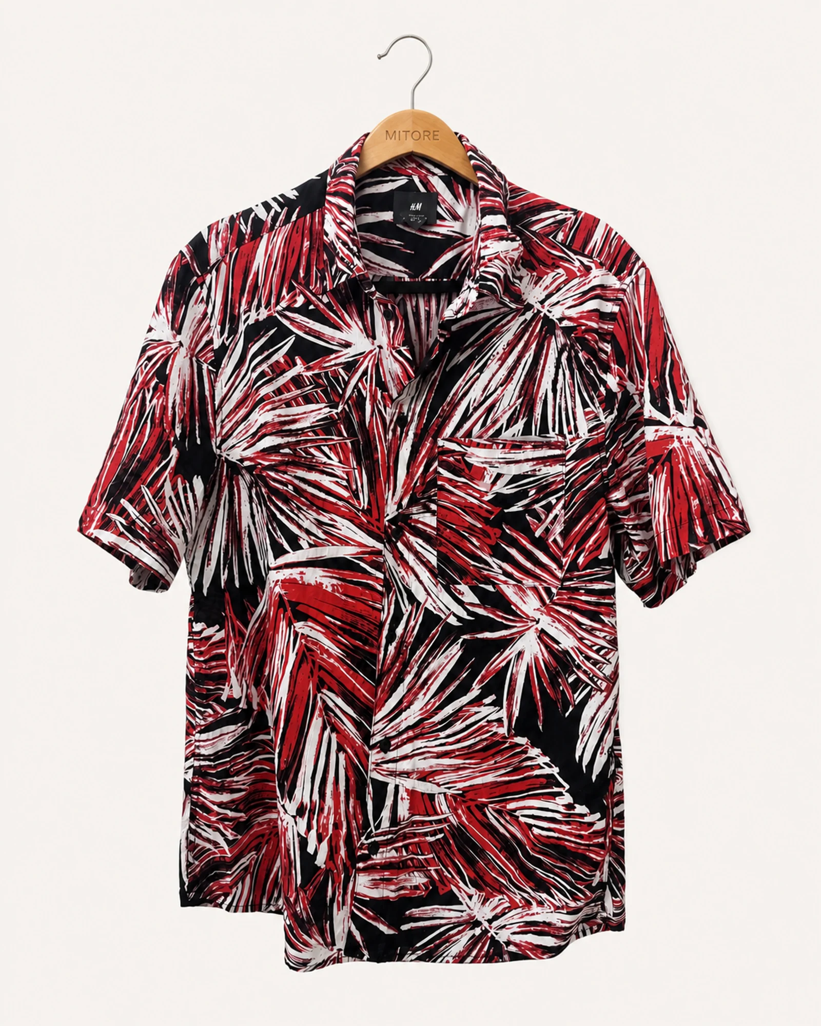 Vista frontal de camisa o top h&m rojo, negro y blanco talla m