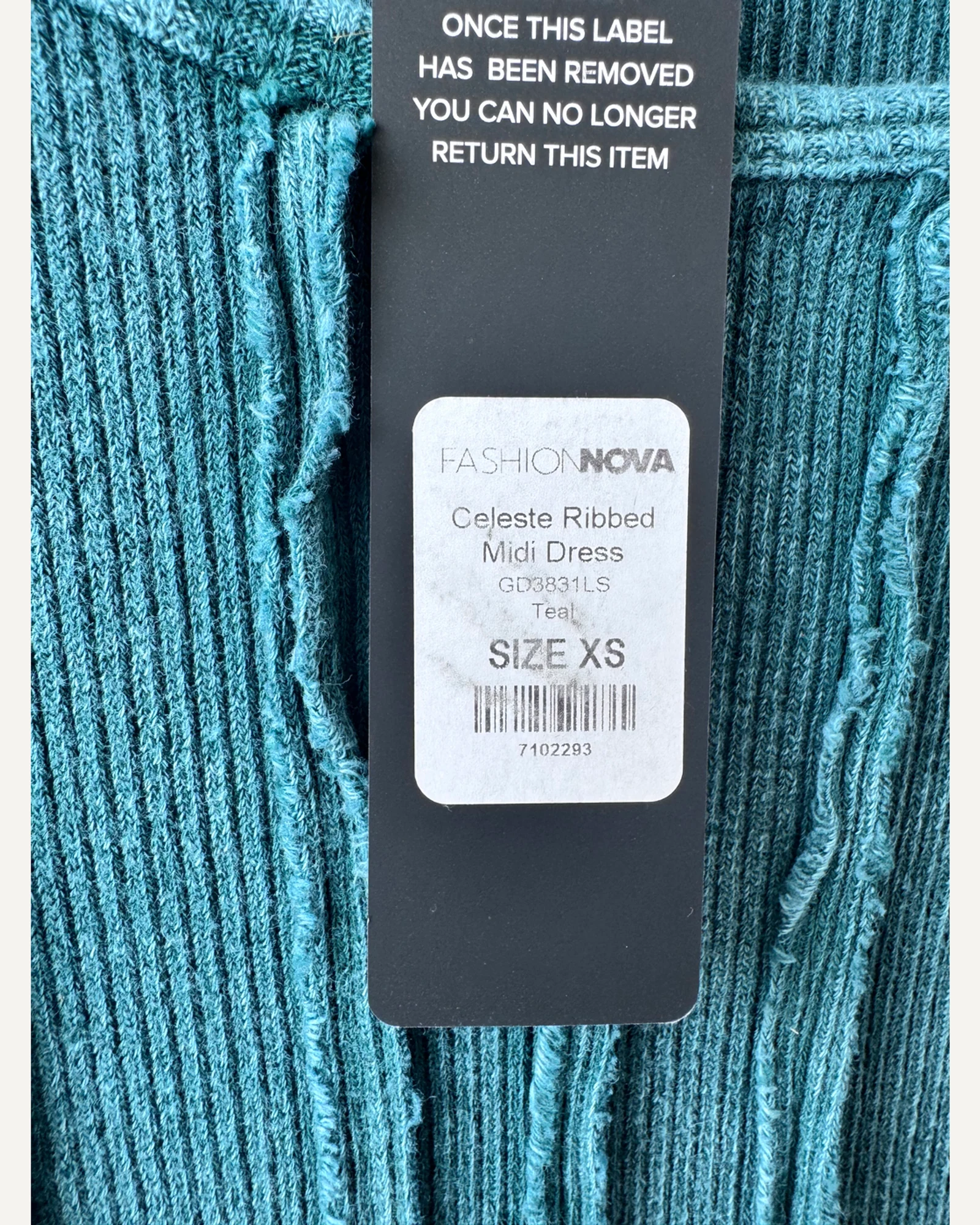 Etiqueta original de marca y talla de suéter o cárdigan fashion nova verde azulado talla xs