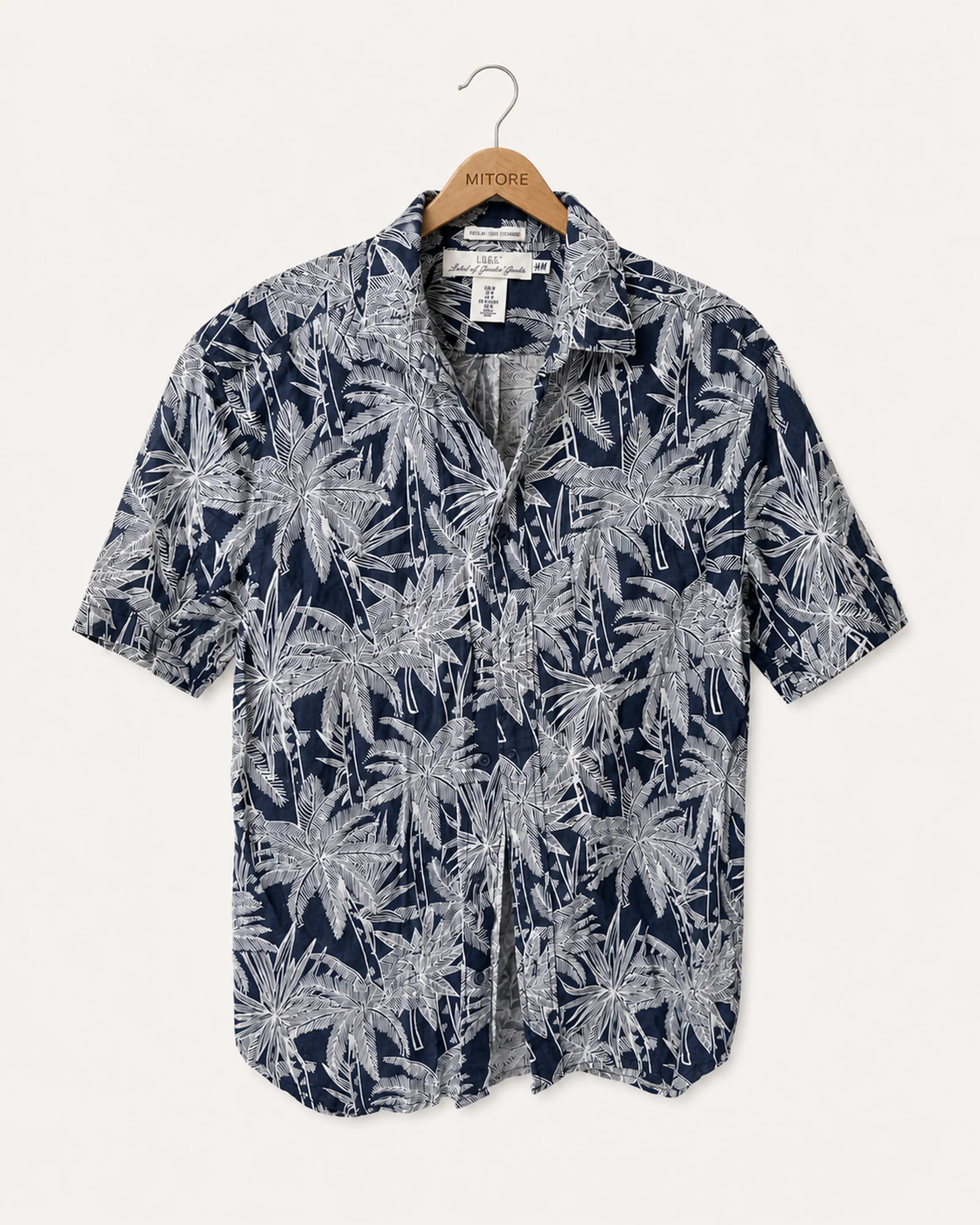 Vista frontal de camisa o top h&m l.o.g.g. azul marino y blanco talla m