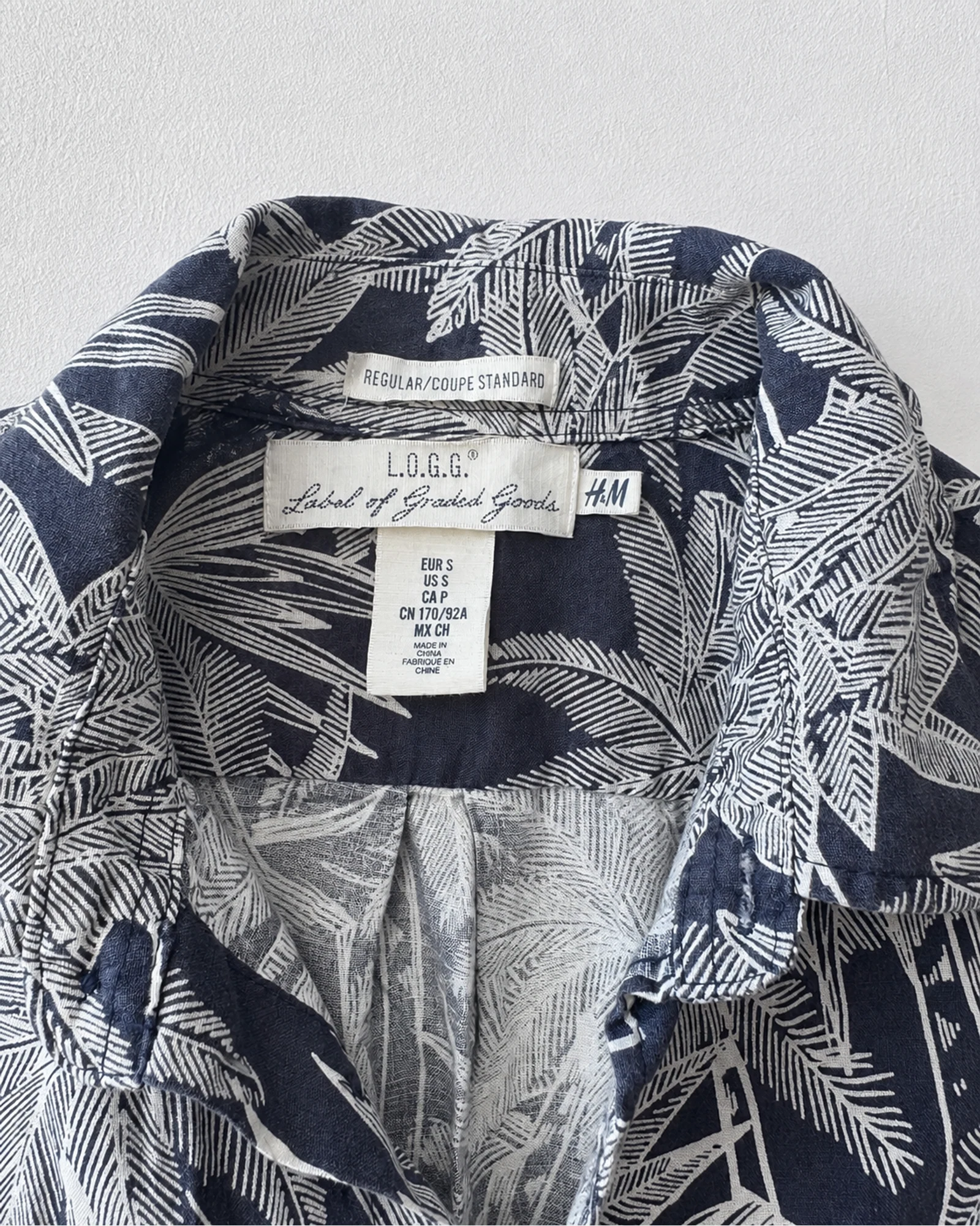 Etiqueta original de marca y talla de camisa o top h&m l.o.g.g. azul marino y blanco talla m