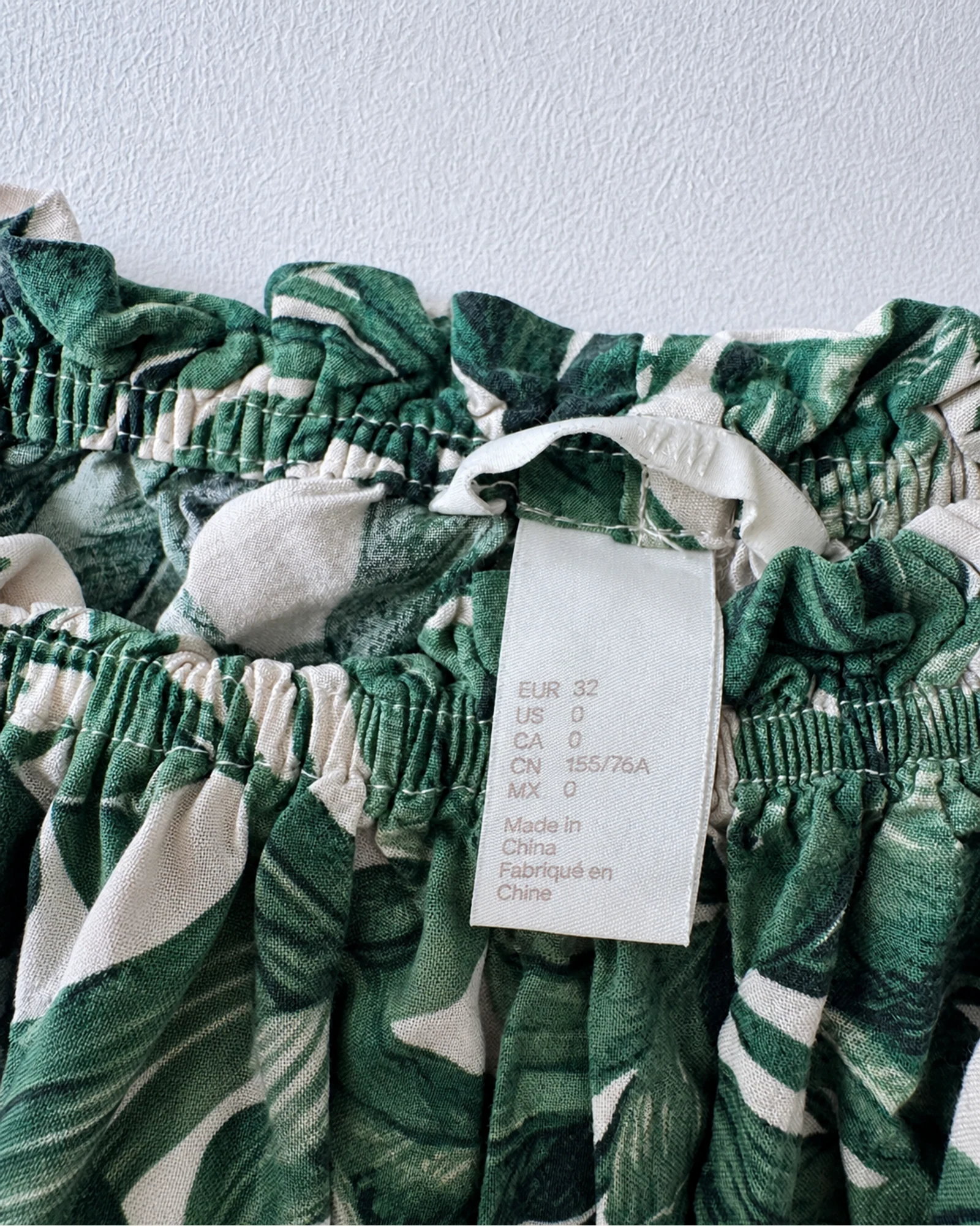 Etiqueta original de marca y talla de camisa o top verde, crema y blanco talla us 0 / eu 32