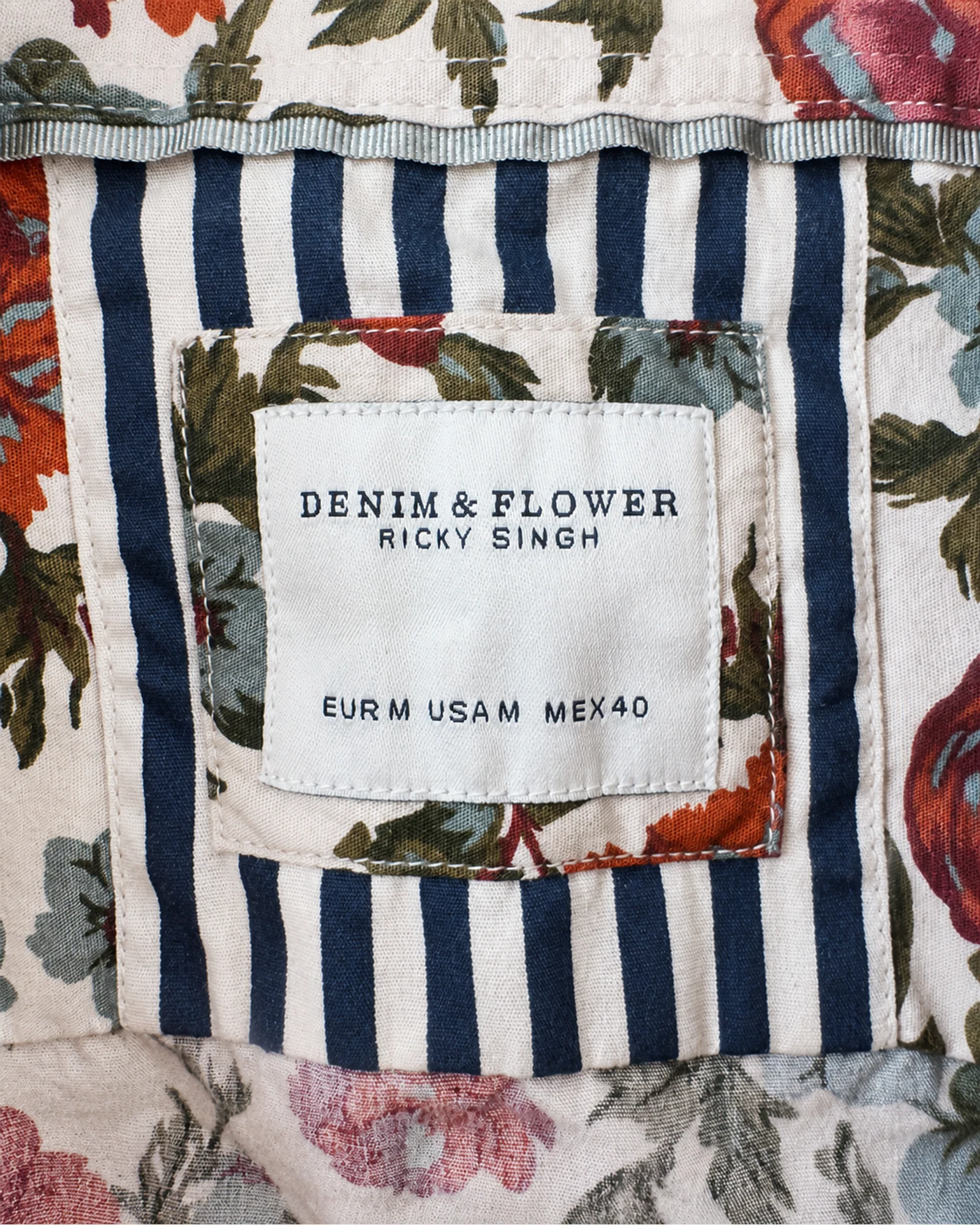 Etiqueta original de marca y talla de camisa o top denim & flower ricky singh crema, rojo, azul y verde talla m