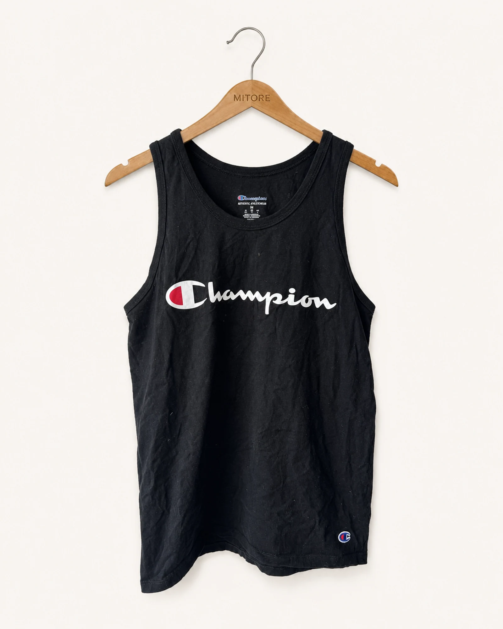 Vista frontal de top champion negro, blanco y rojo talla m