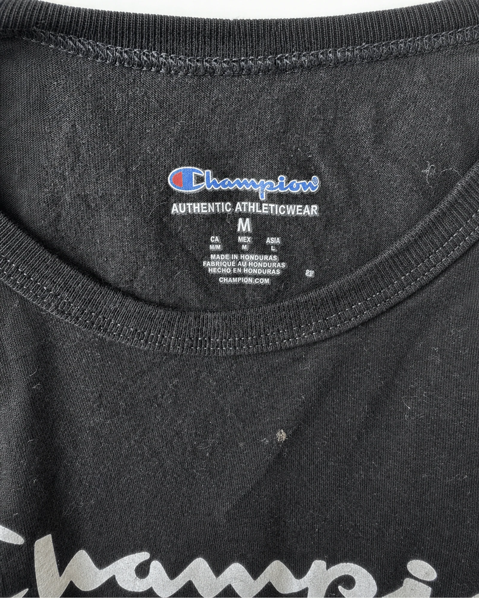Etiqueta original de marca y talla de top champion negro, blanco y rojo talla m