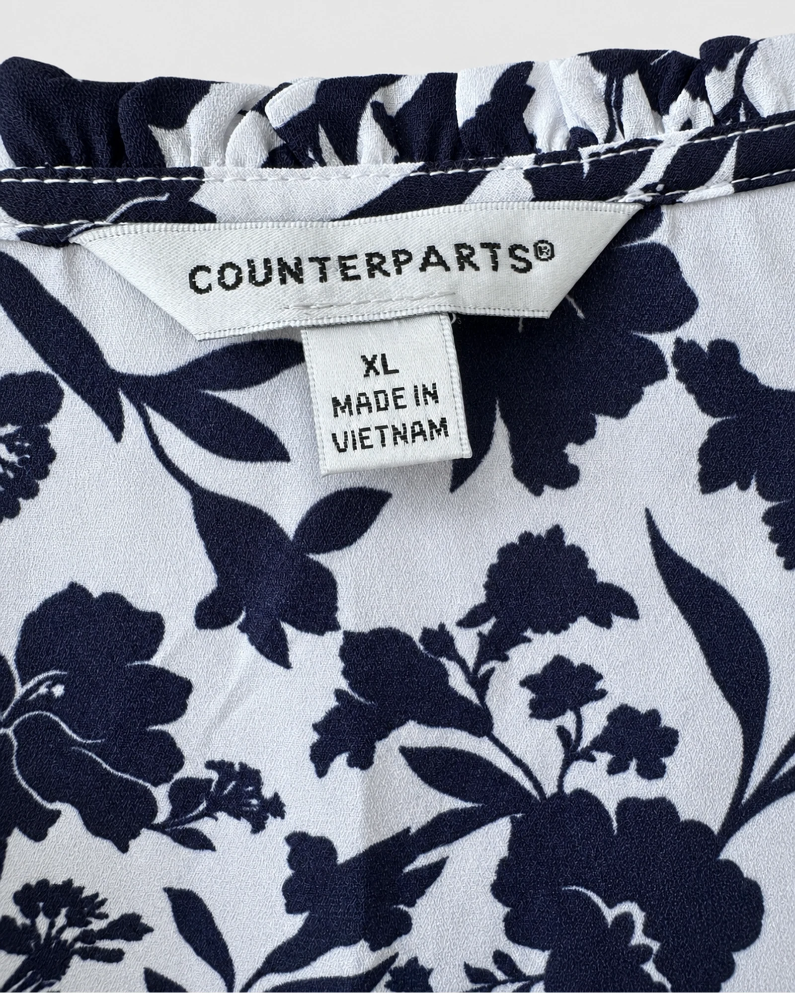 Etiqueta original de marca y talla de camisa o top counterparts azul marino y blanco talla xl