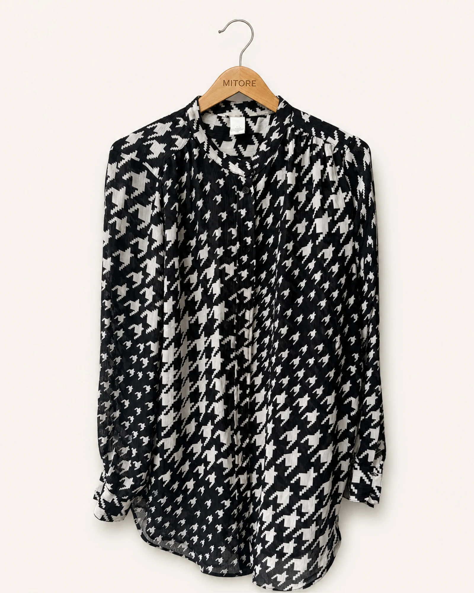 Vista frontal de camisa o top negro, crema y blanco talla us s / ca p