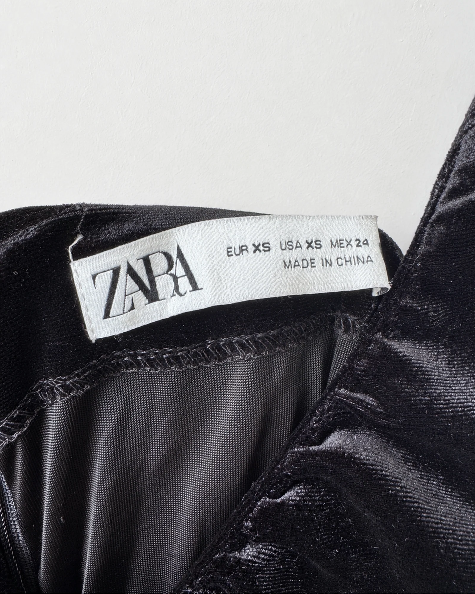 Etiqueta original de marca y talla de vestido zara negro talla eur xs / usa xs / mex 24