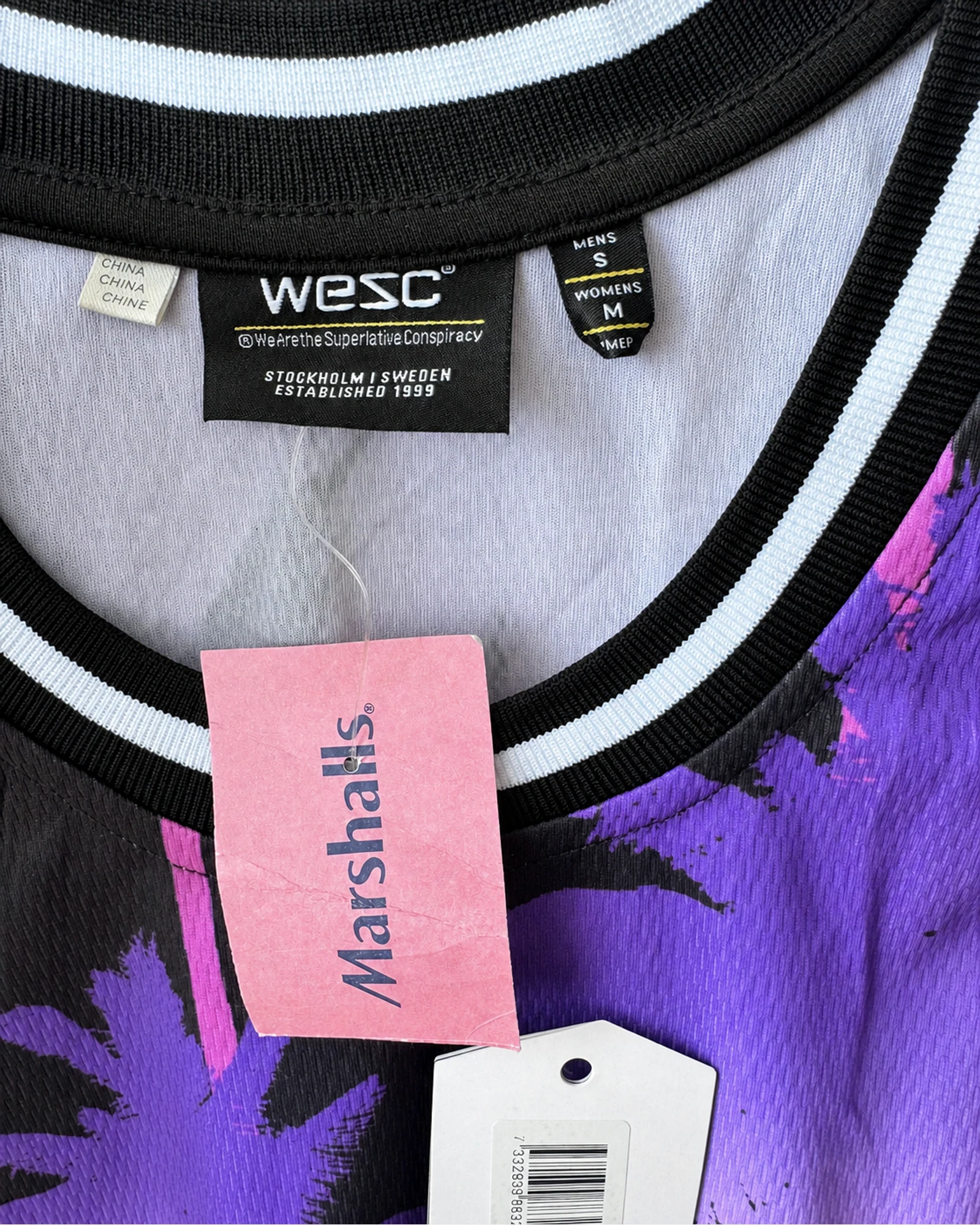 Etiqueta original de marca y talla de top wesc morado, negro, blanco y rosado talla men's s / women's m