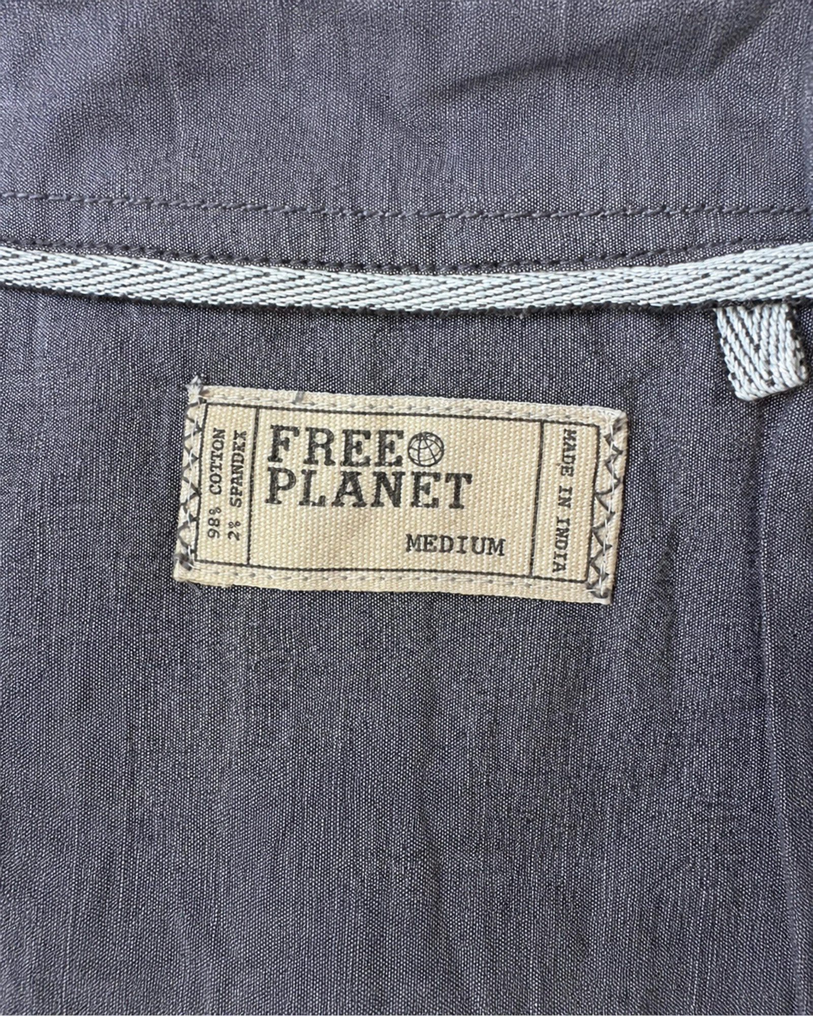 Etiqueta original de marca y talla de camisa o top free planet gris, rosado, verde y blanco talla m / medium