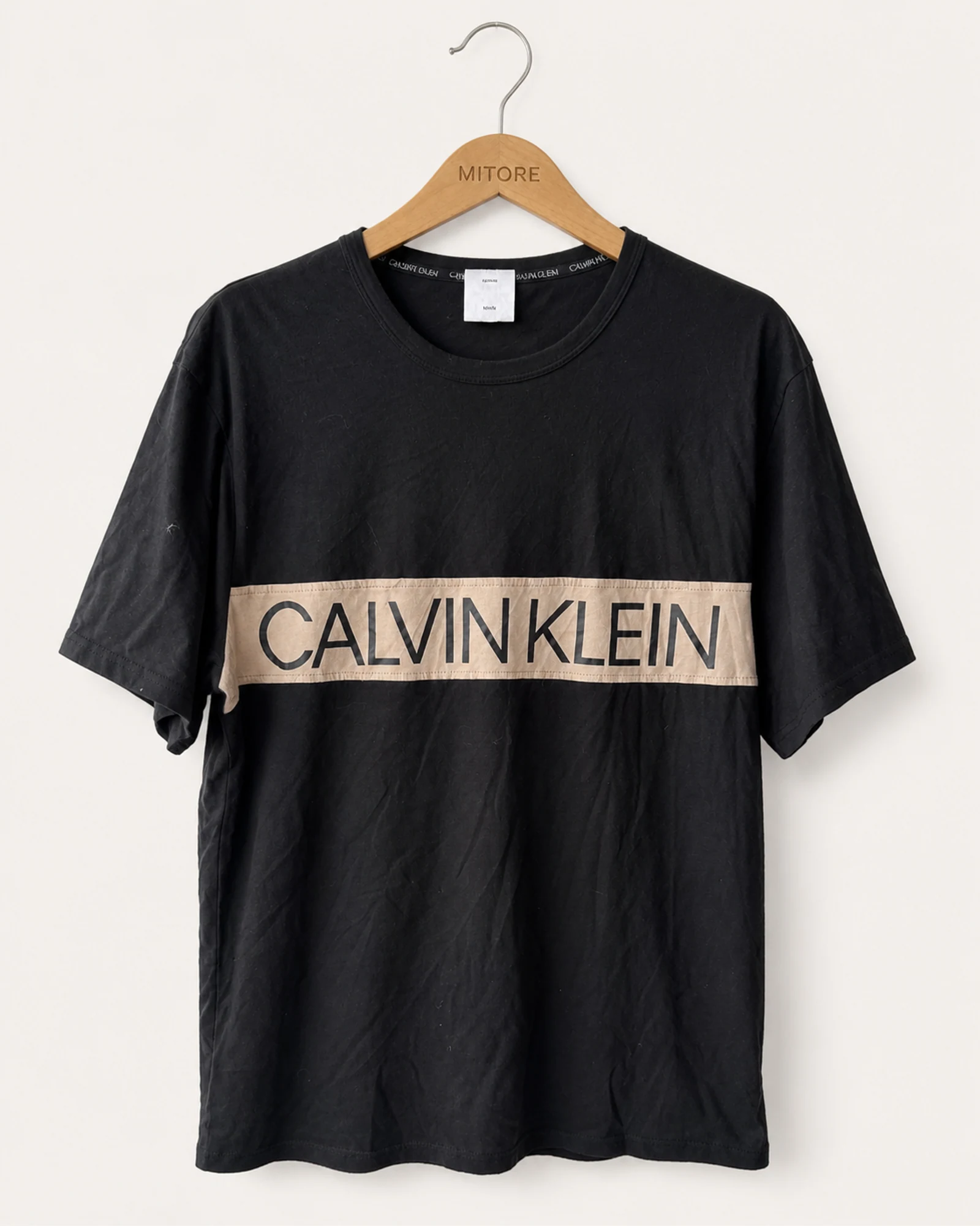 Vista frontal de camisa o top calvin klein negro y tan talla m
