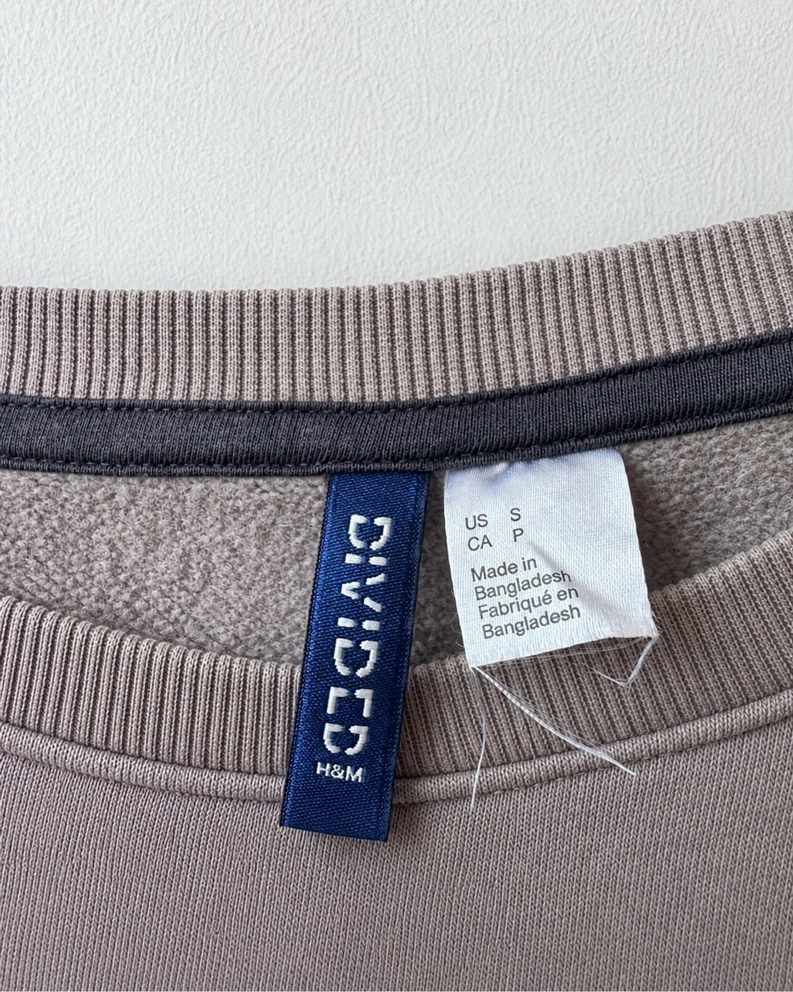 Etiqueta original de marca y talla de buzo divided by h&m gris y topo talla us s / ca p
