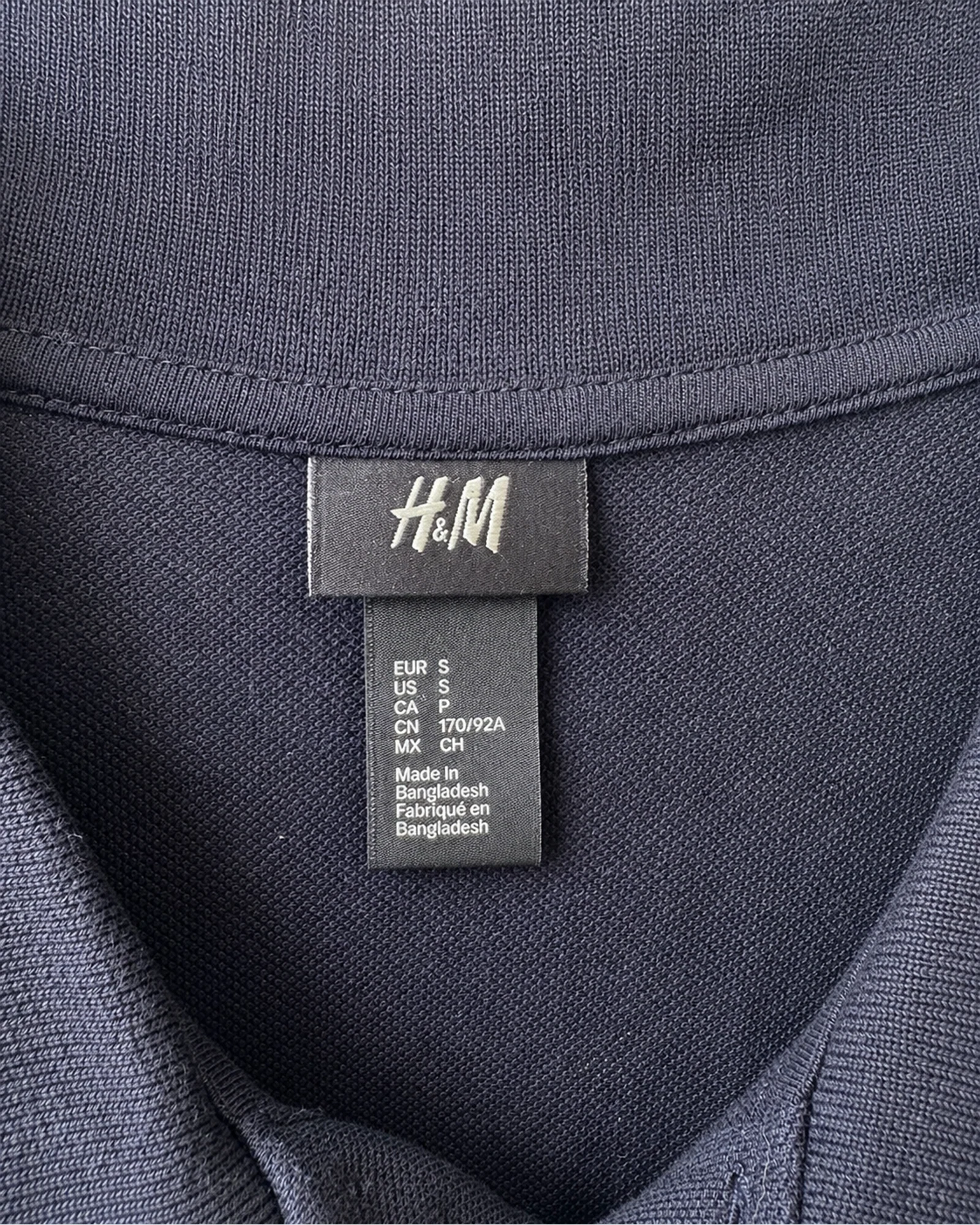 Etiqueta original de marca y talla de camisa o top h&m gris y blanco talla s