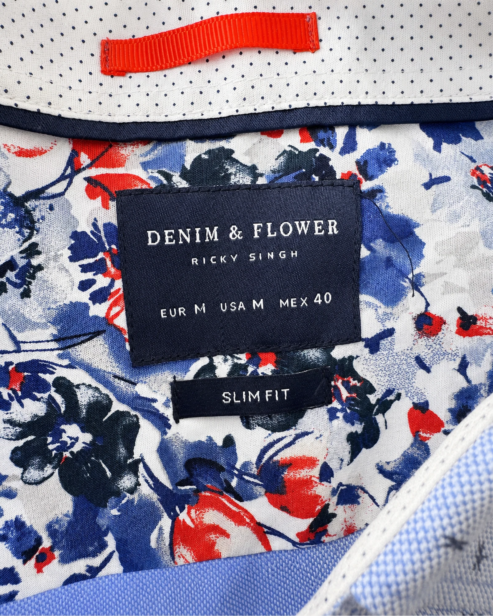Etiqueta original de marca y talla de camisa o top denim & flower ricky singh azul, blanco y rojo talla m