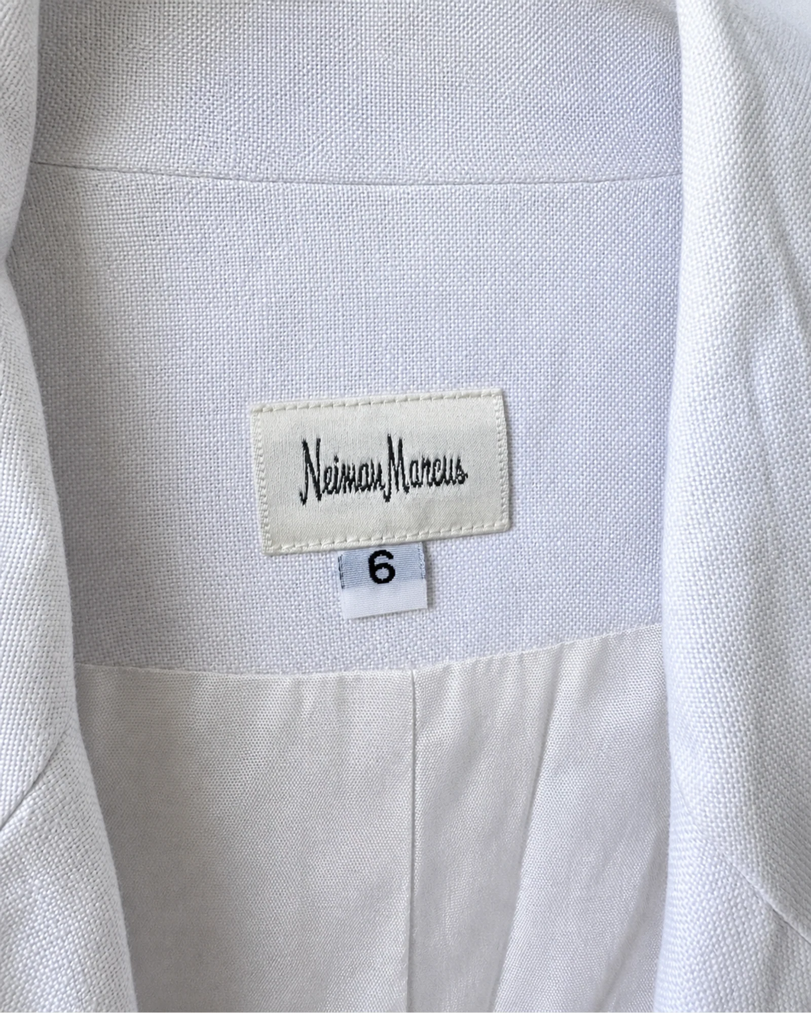 Etiqueta original de marca y talla de camisa o top neiman marcus blanco talla 6