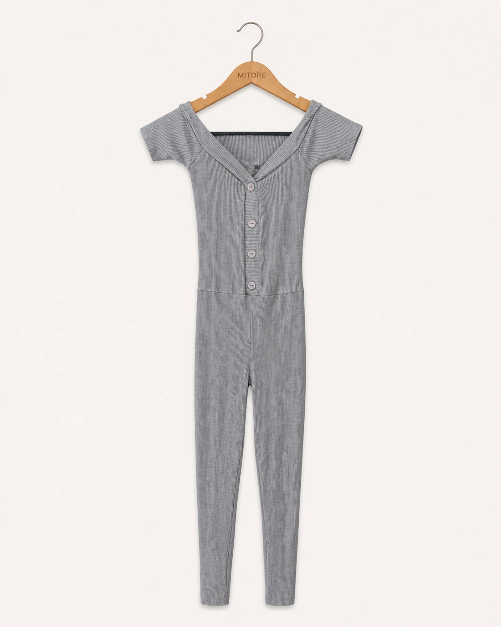 Vista frontal de enterizo fashion nova gris talla por confirmar