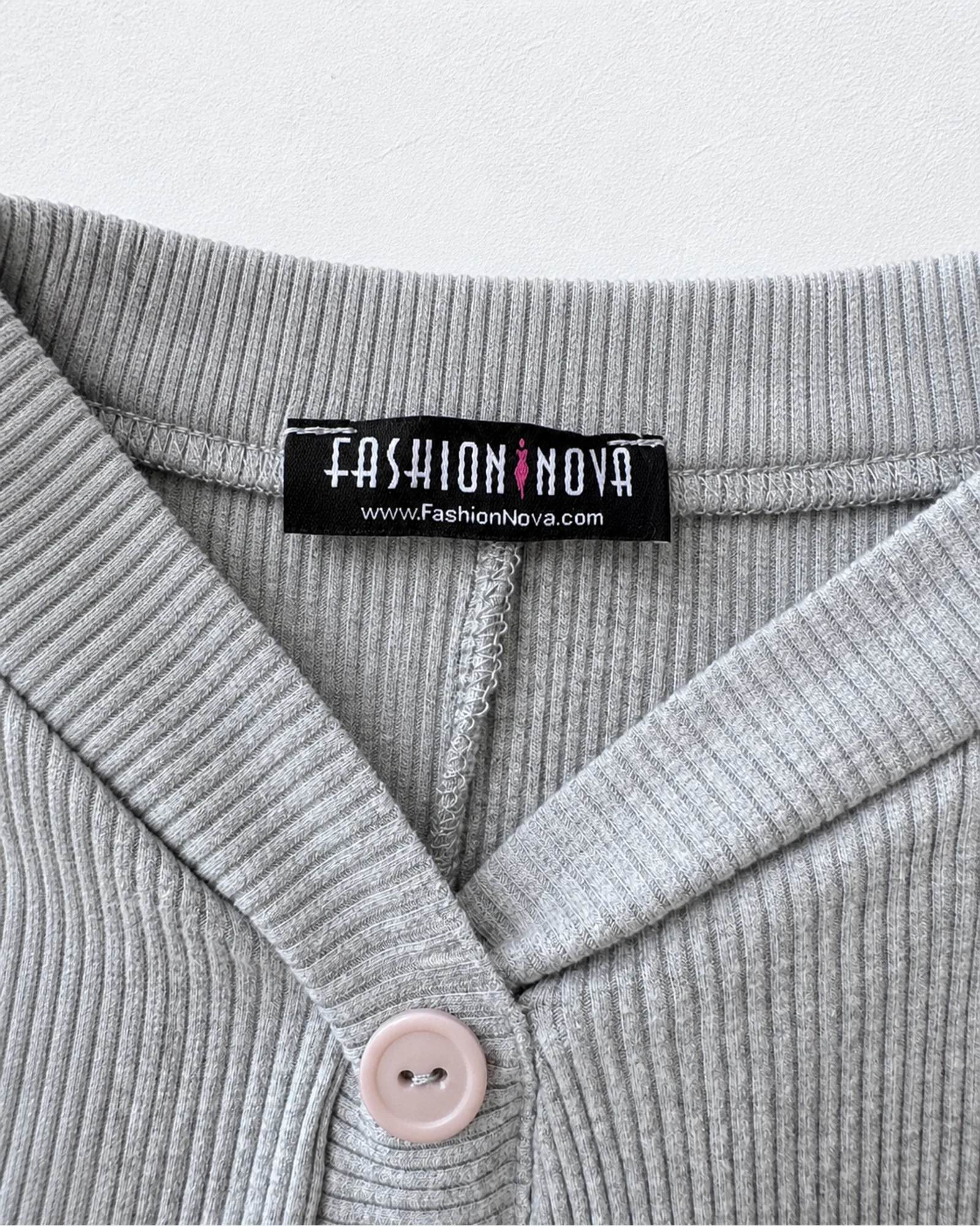 Etiqueta original de marca y talla de enterizo fashion nova gris talla por confirmar