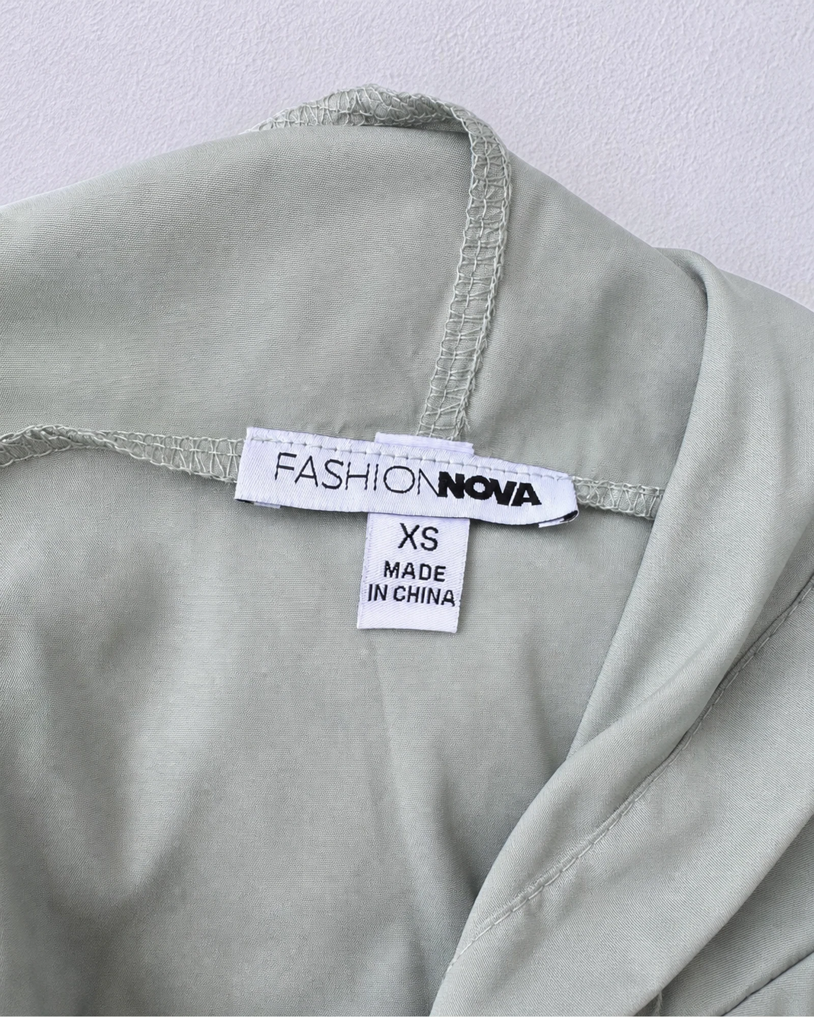 Etiqueta original de marca y talla de vestido fashion nova sage y light green talla xs