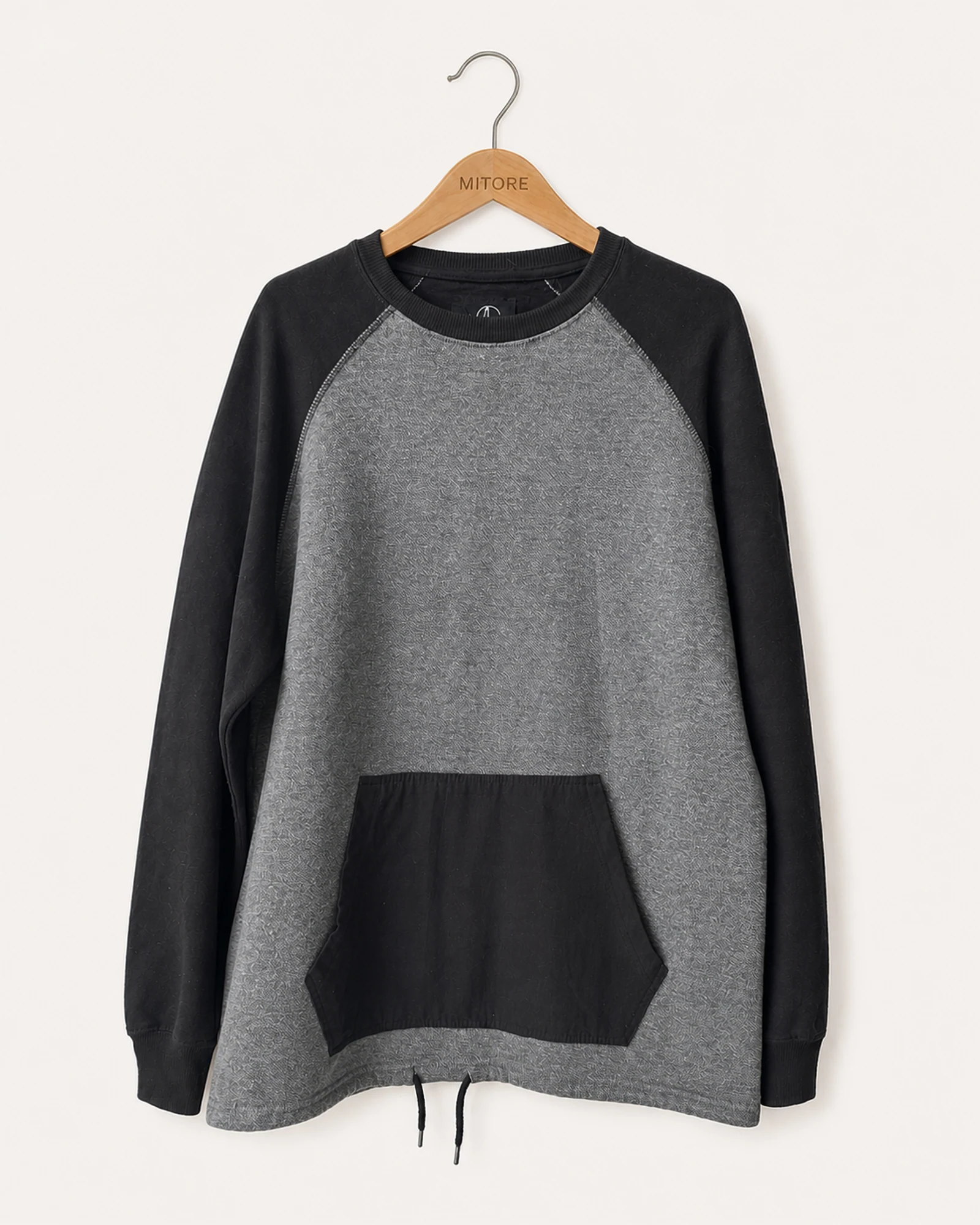 Vista frontal de buzo modern culture gris y negro talla m