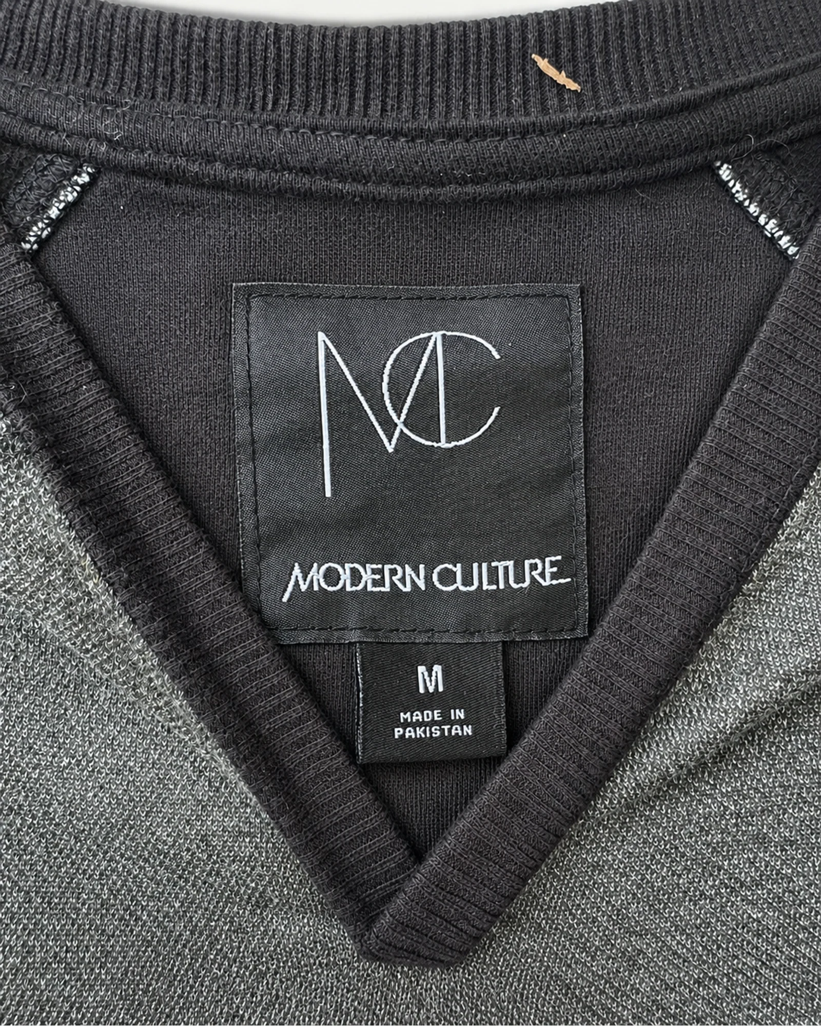 Etiqueta original de marca y talla de buzo modern culture gris y negro talla m