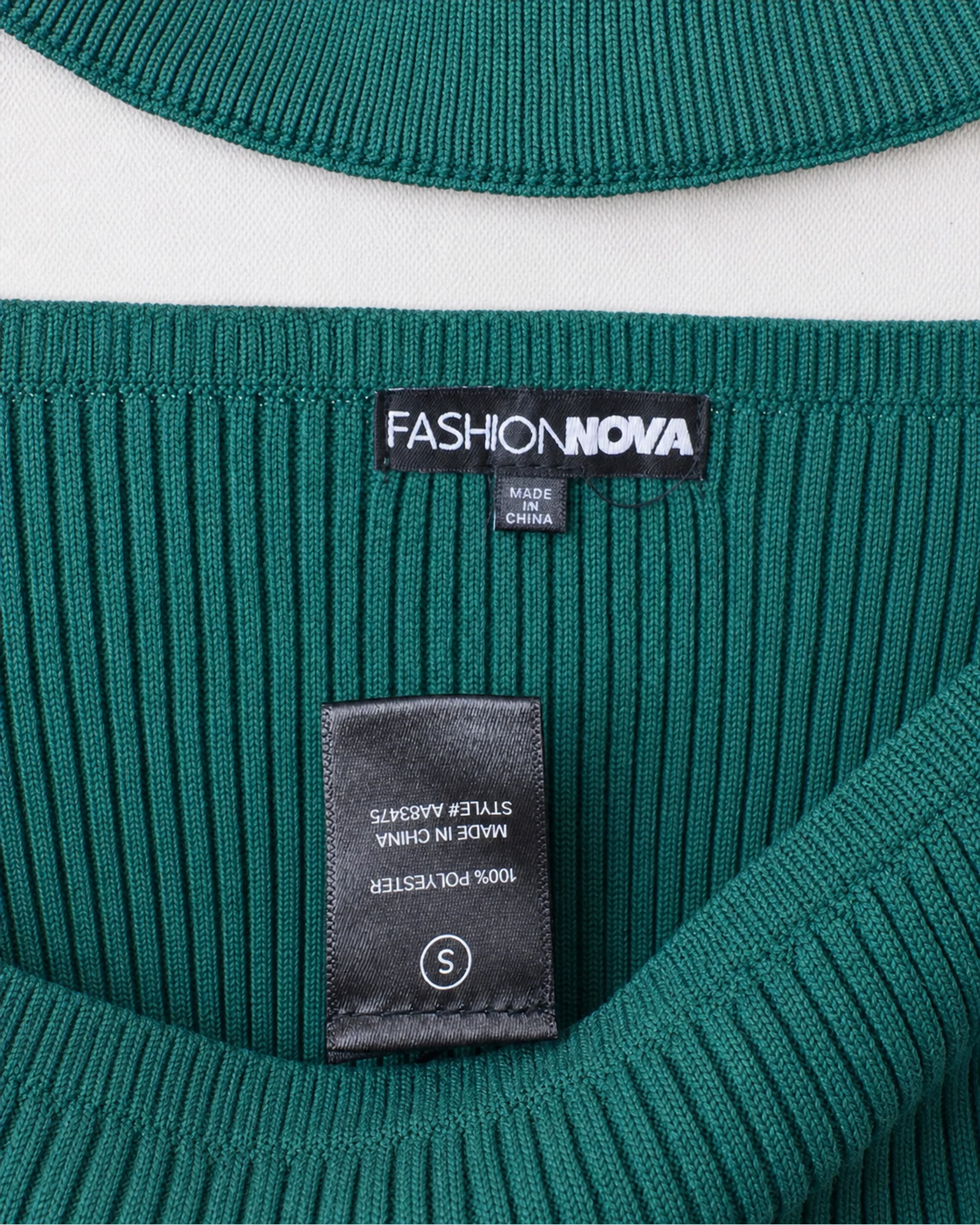 Etiqueta original de marca y talla de camisa o top fashion nova dark green talla s