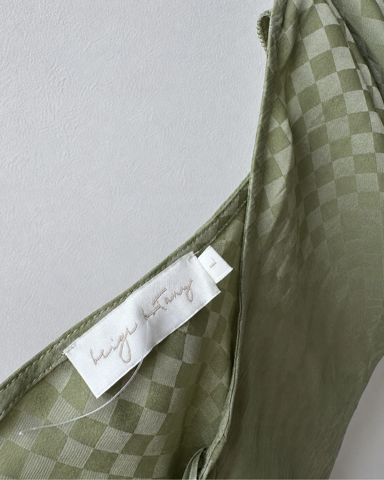 Etiqueta original de marca y talla de vestido luigi olive y verde talla l