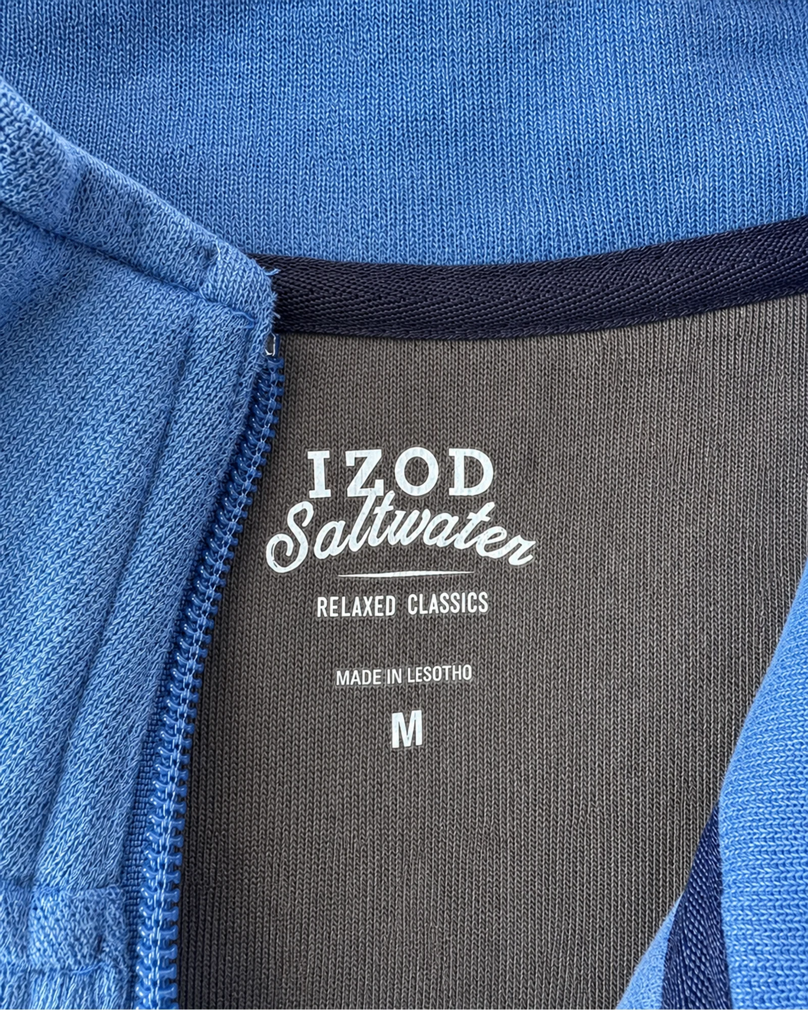 Etiqueta original de marca y talla de buzo izod saltwater azul talla m