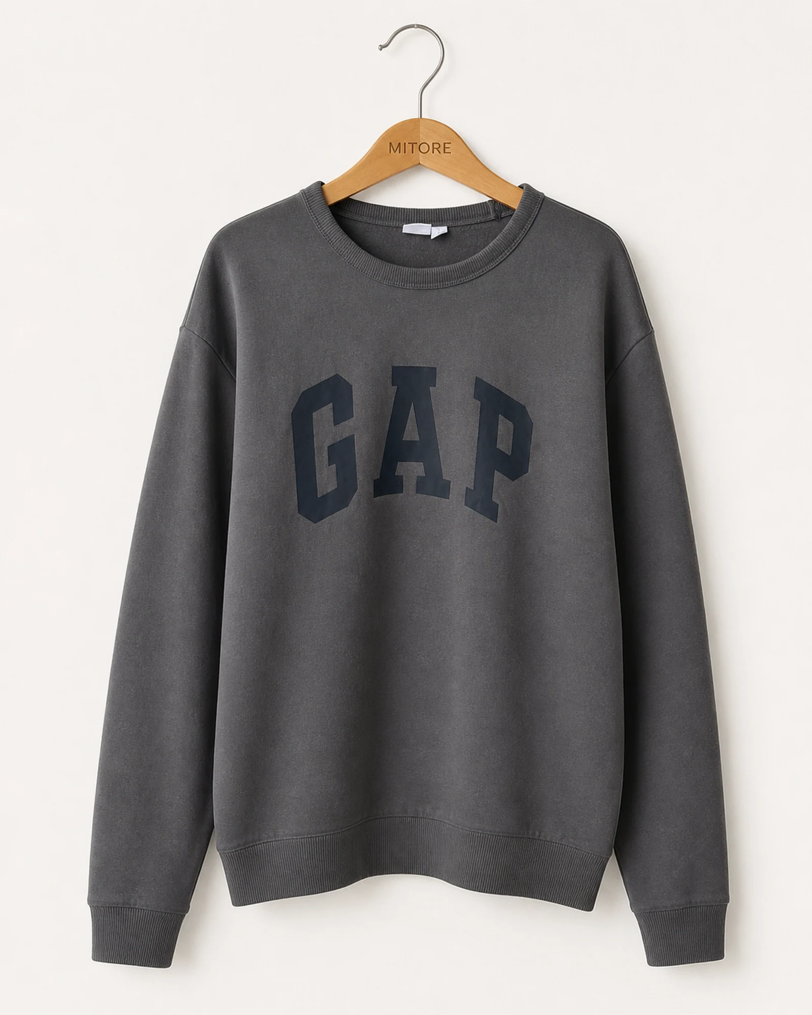Vista frontal de buzo gap gris talla l