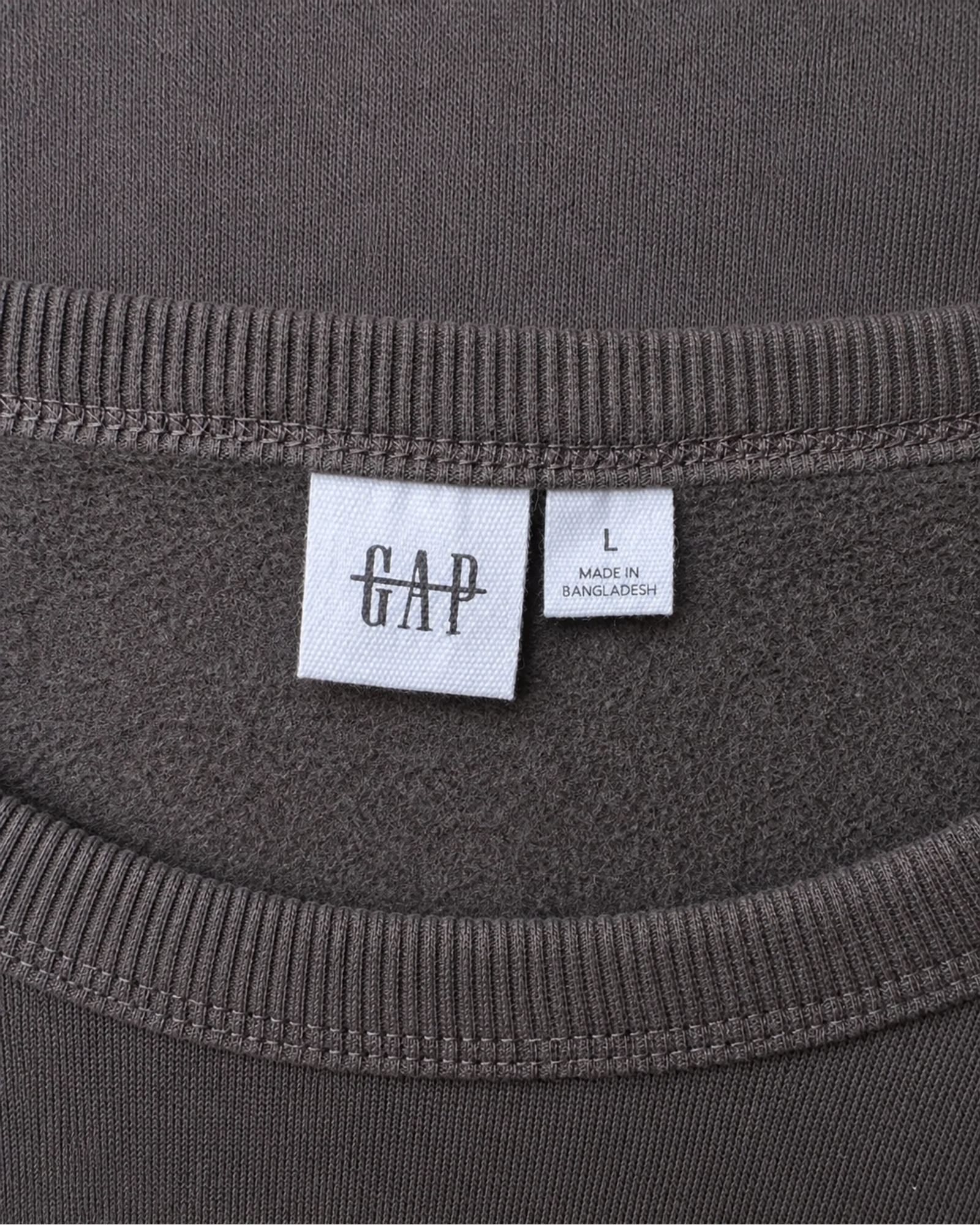 Etiqueta original de marca y talla de buzo gap gris talla l
