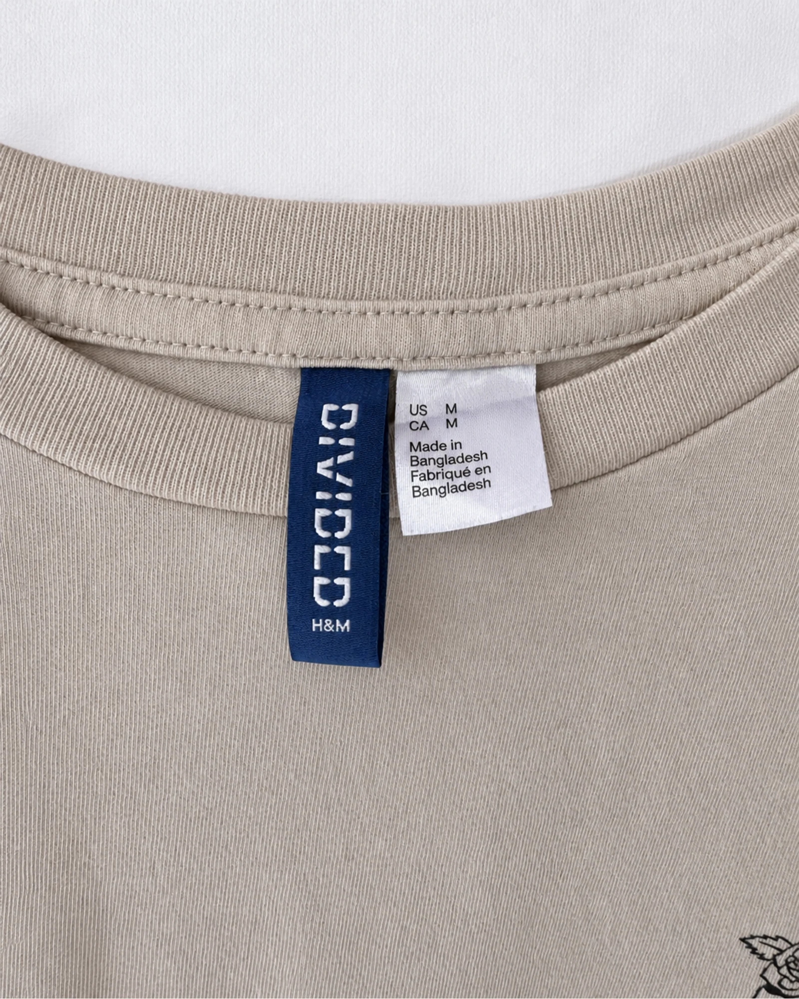 Etiqueta original de marca y talla de camisa o top h&m divided beige talla us m / ca m