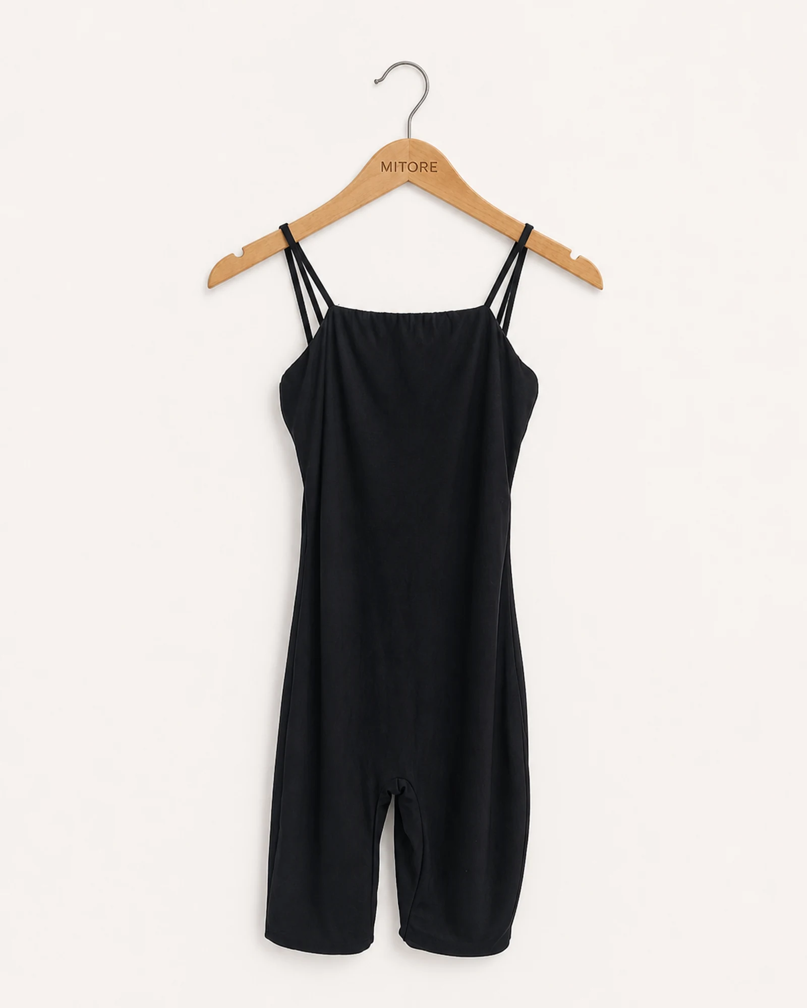Vista frontal de vestido fashion nova negro talla por confirmar