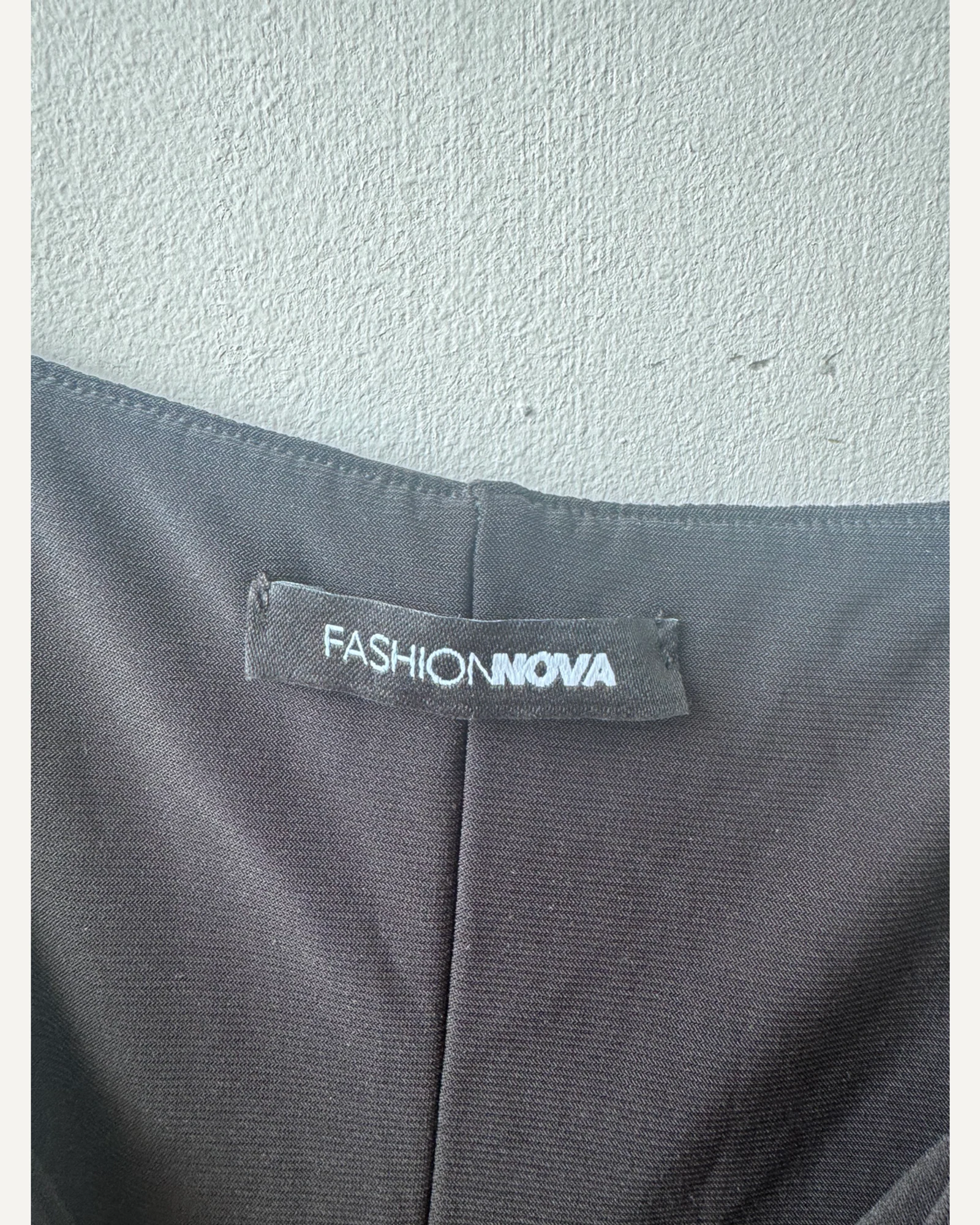 Etiqueta original de marca y talla de vestido fashion nova negro talla por confirmar