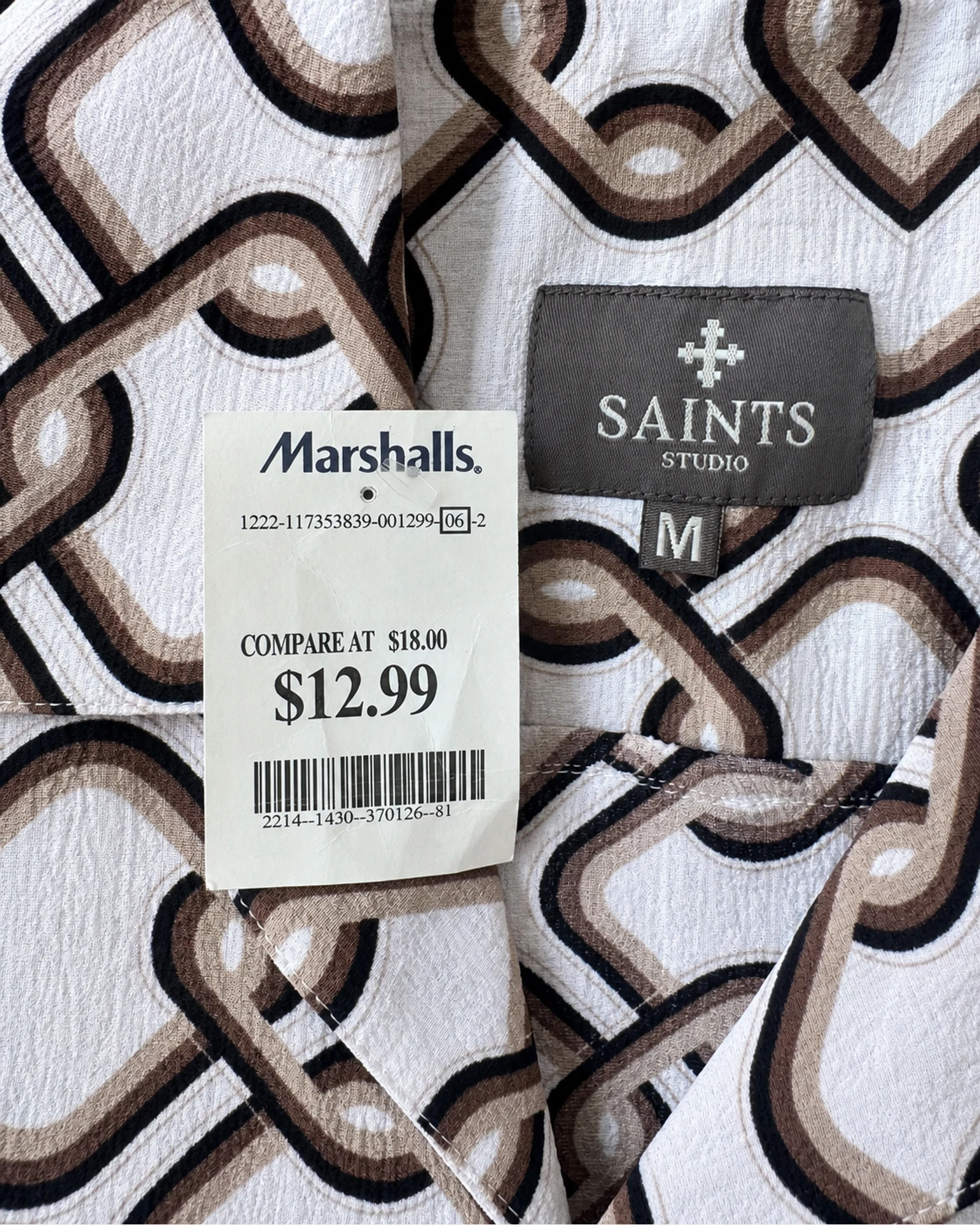 Etiqueta original de marca y talla de camisa o top saints studio negro, blanco y café talla m