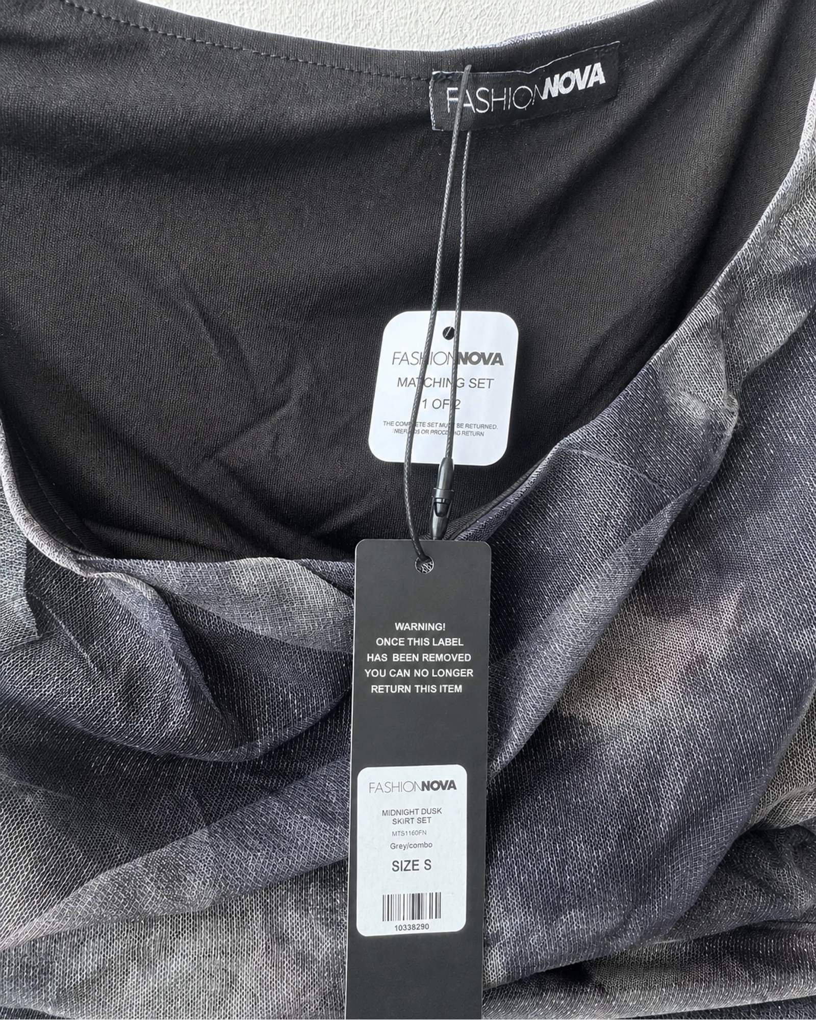 Etiqueta original de marca y talla de conjunto fashion nova midnight dusk gris y negro talla s