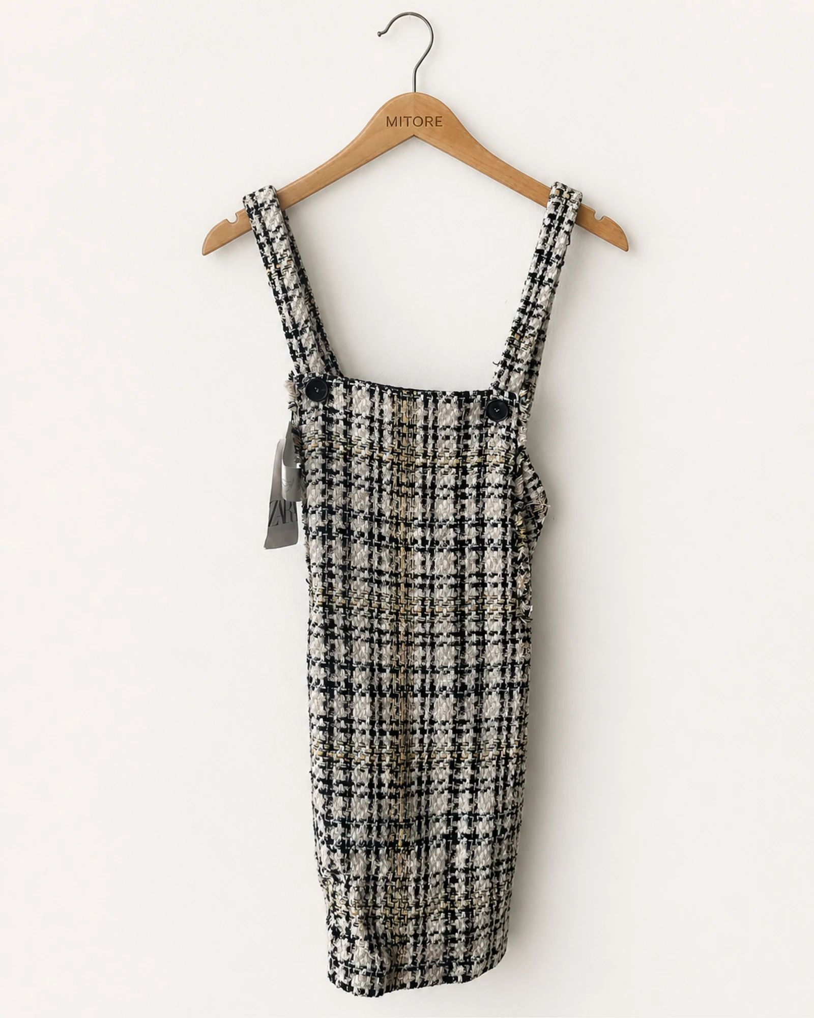 Vista frontal de vestido zara negro, blanco y tan talla xs