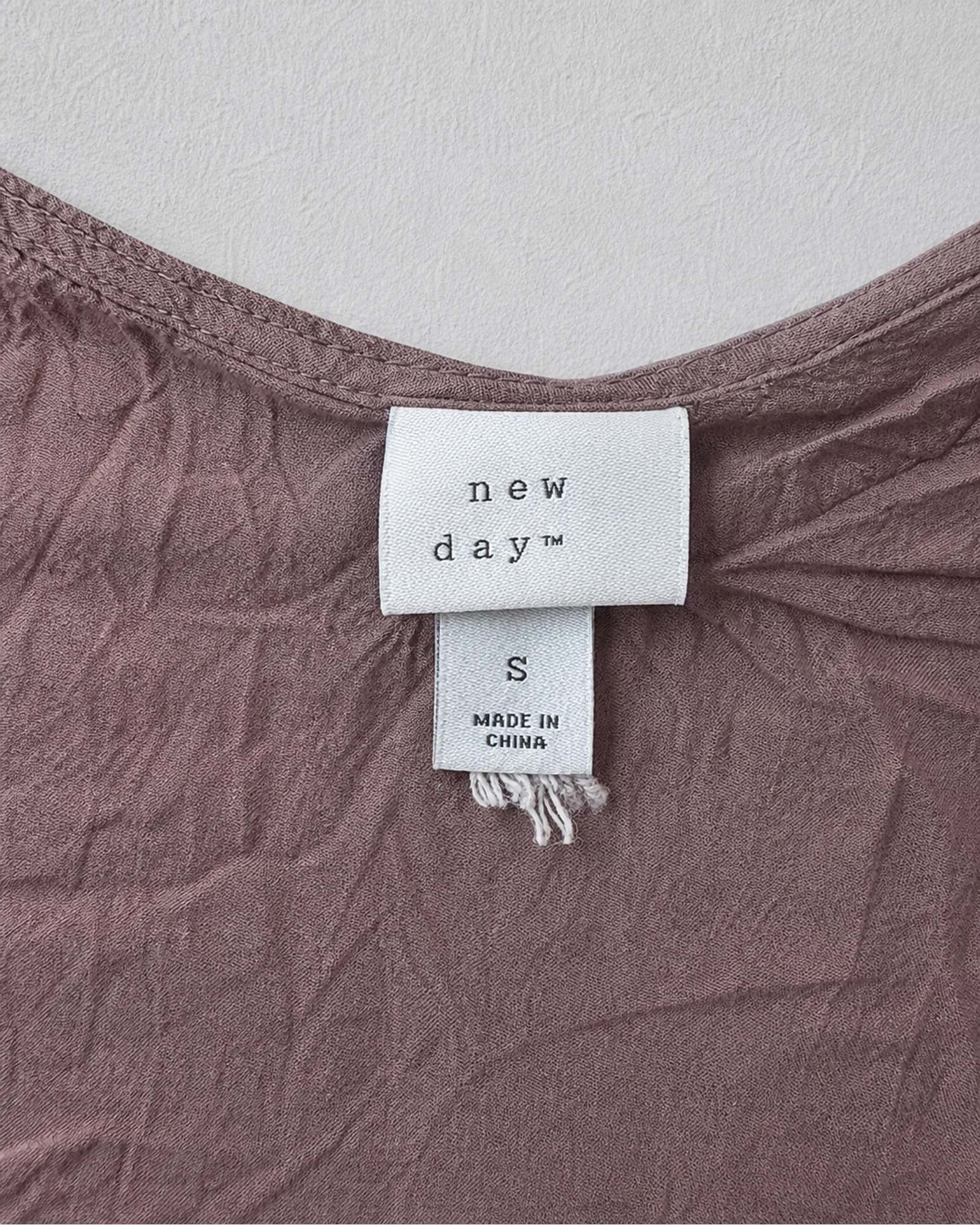 Etiqueta original de marca y talla de camisa o top a new day mauve y rosado talla s