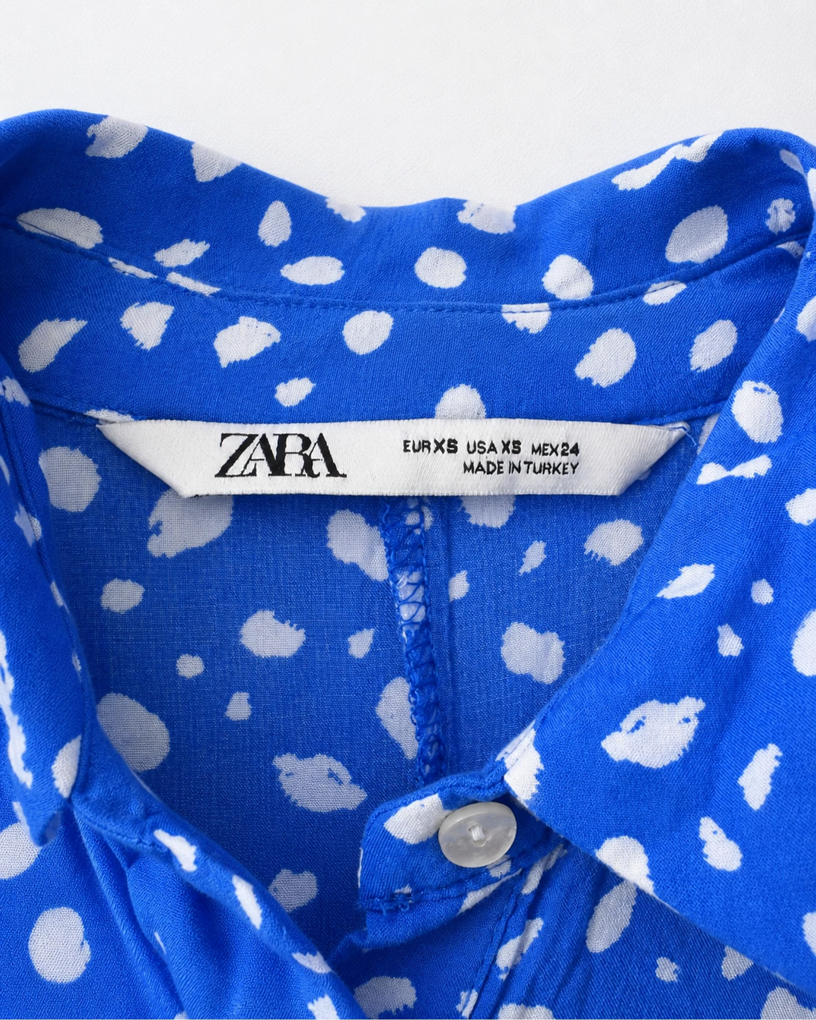 Etiqueta original de marca y talla de vestido zara azul y blanco talla eur xs / usa xs / mex 24
