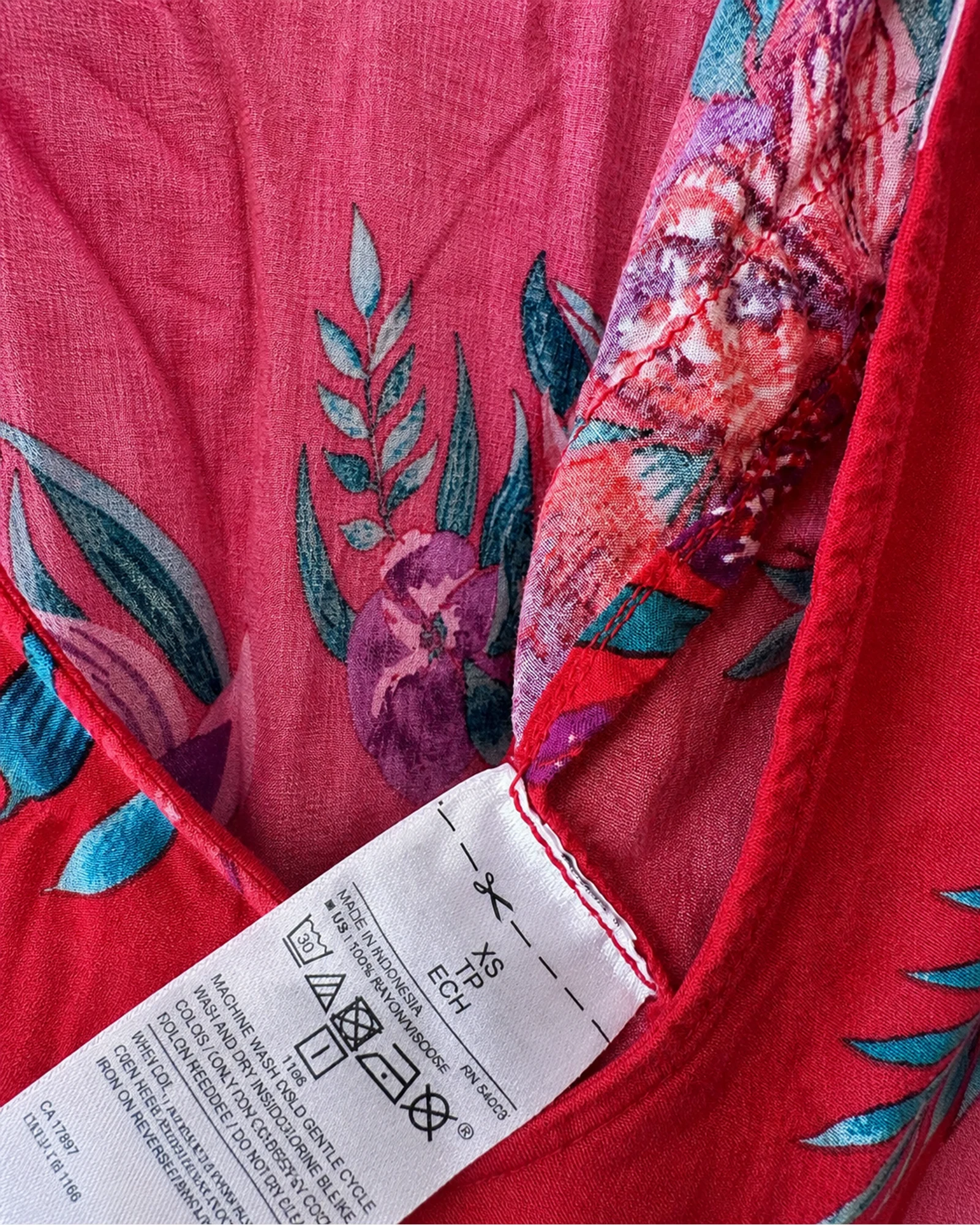 Etiqueta original de marca y talla de vestido rojo, rosado y floral talla xs / tp / p