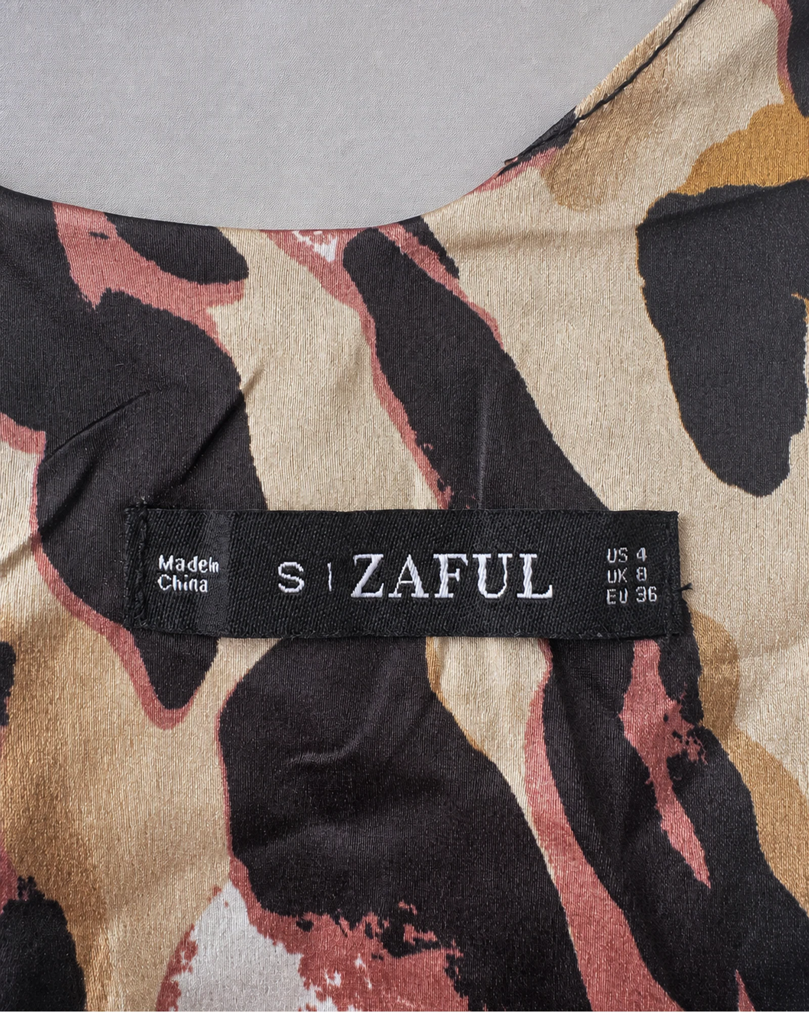 Etiqueta original de marca y talla de top zaful beige, negro y rosado talla s