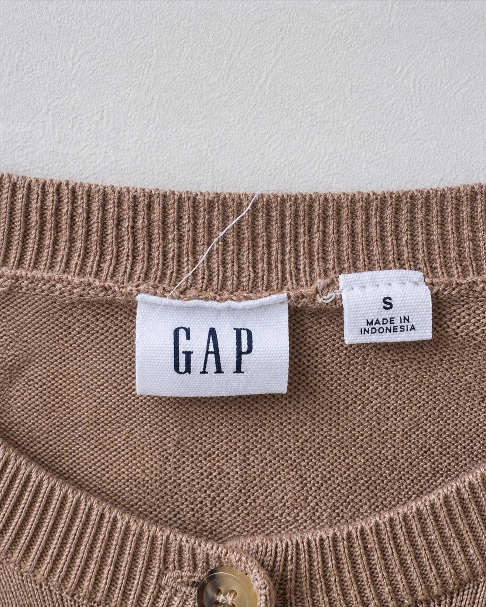 Etiqueta original de marca y talla de suéter o cárdigan gap tan y beige talla s
