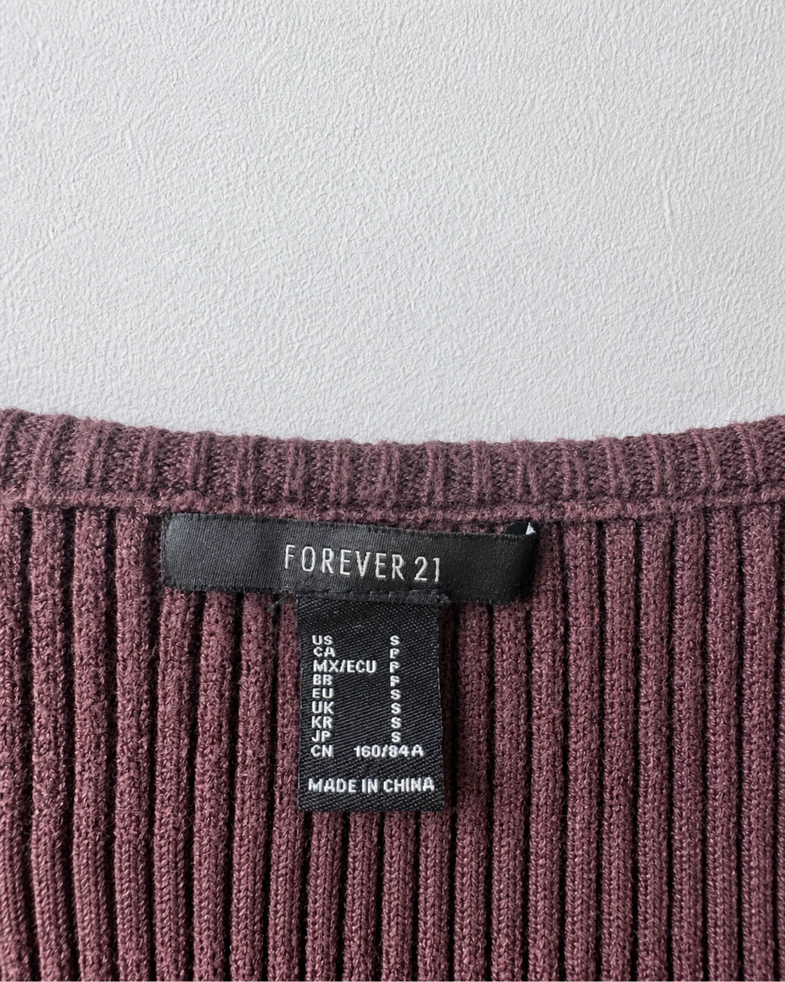Etiqueta original de marca y talla de suéter o cárdigan forever 21 borgoña talla s