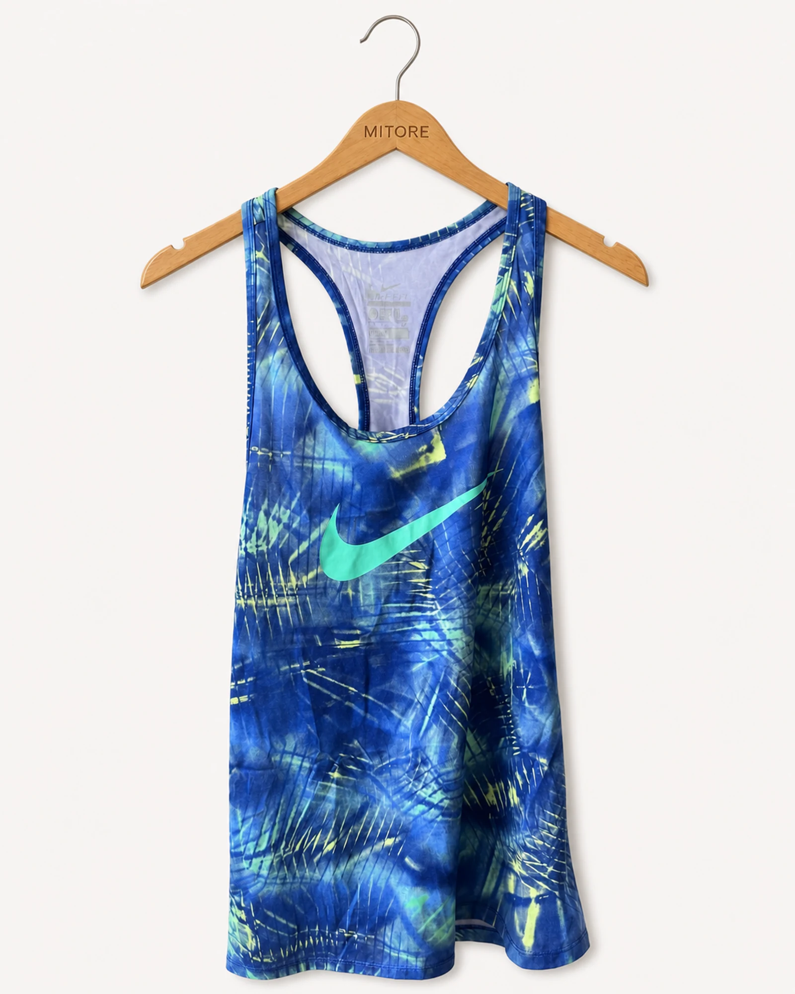 Vista frontal de top nike azul, verde y morado talla s