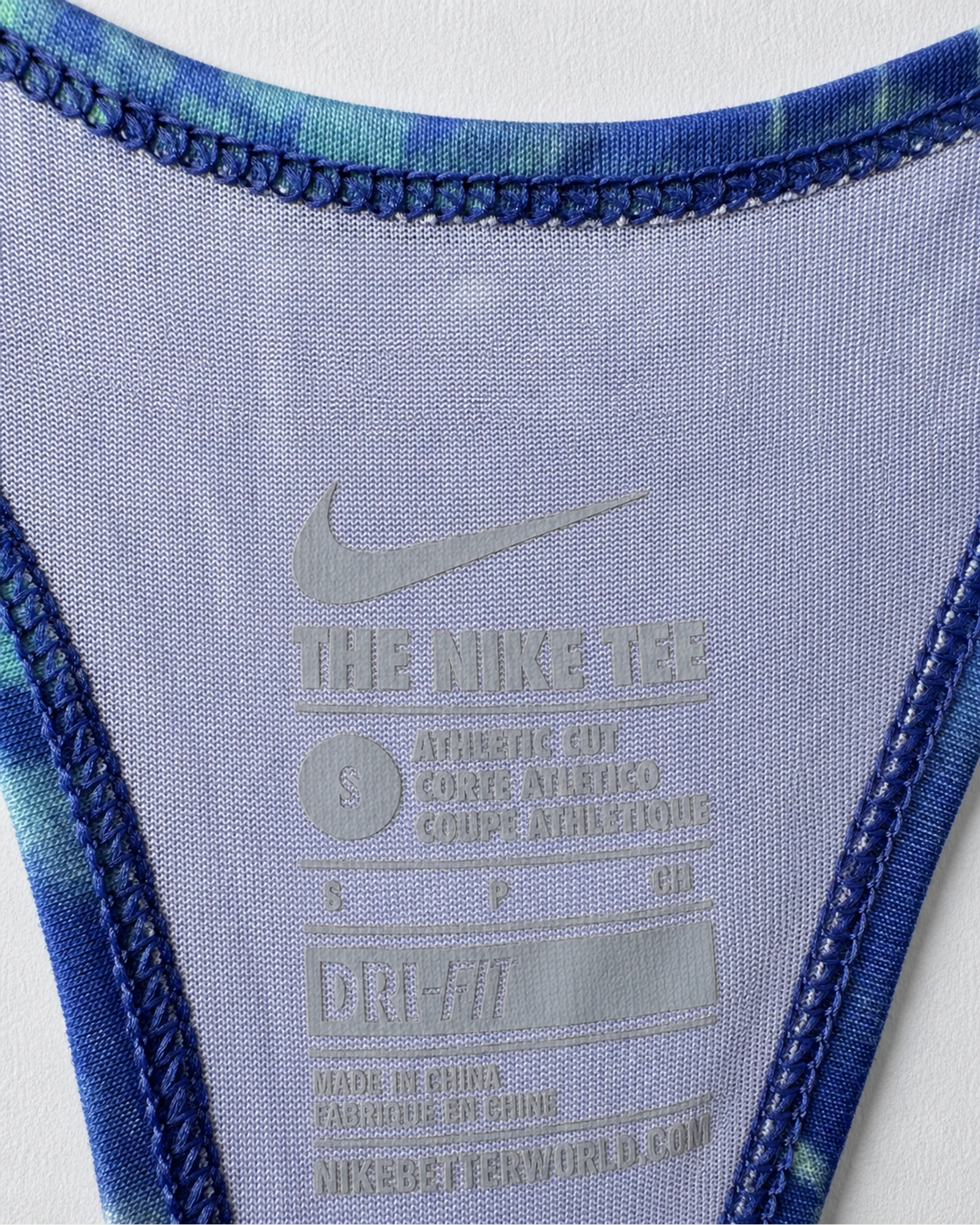 Etiqueta original de marca y talla de top nike azul, verde y morado talla s