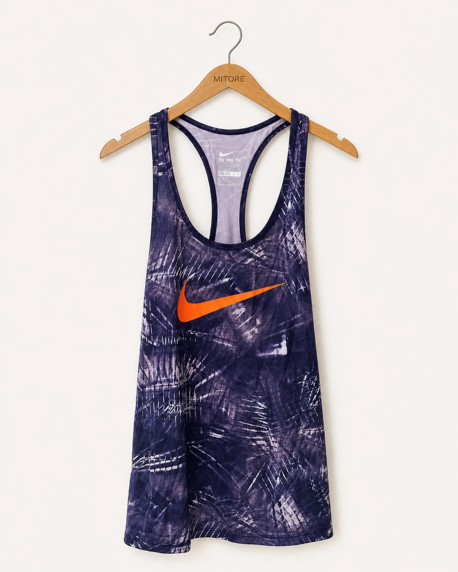 Vista frontal de top nike morado, naranja y negro talla s