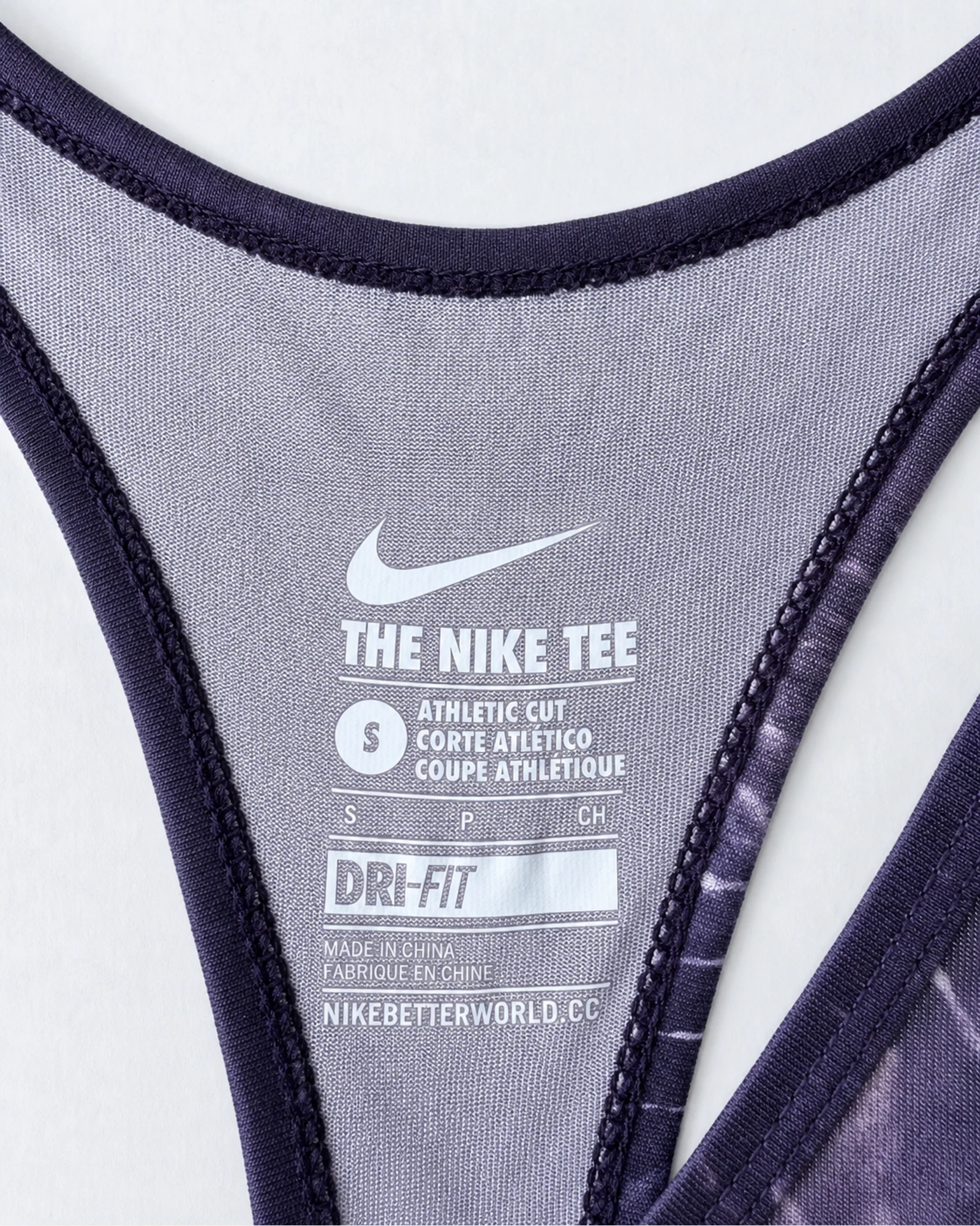 Etiqueta original de marca y talla de top nike morado, naranja y negro talla s