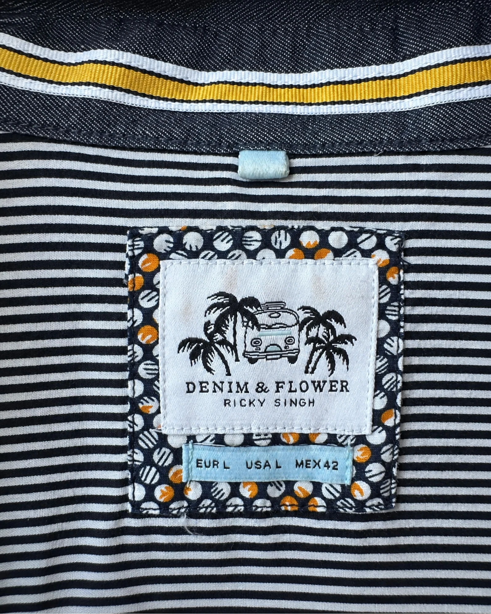 Etiqueta original de marca y talla de camisa o top denim & flower ricky singh azul marino y amarillo talla l