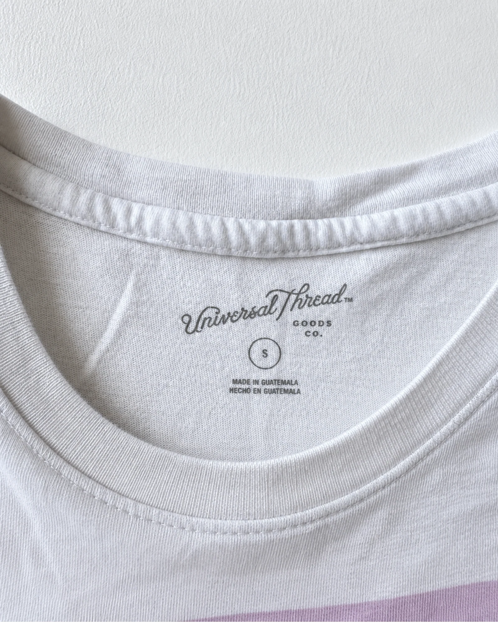 Etiqueta original de marca y talla de camisa o top universal thread goods co. blanco, rojo y café talla s