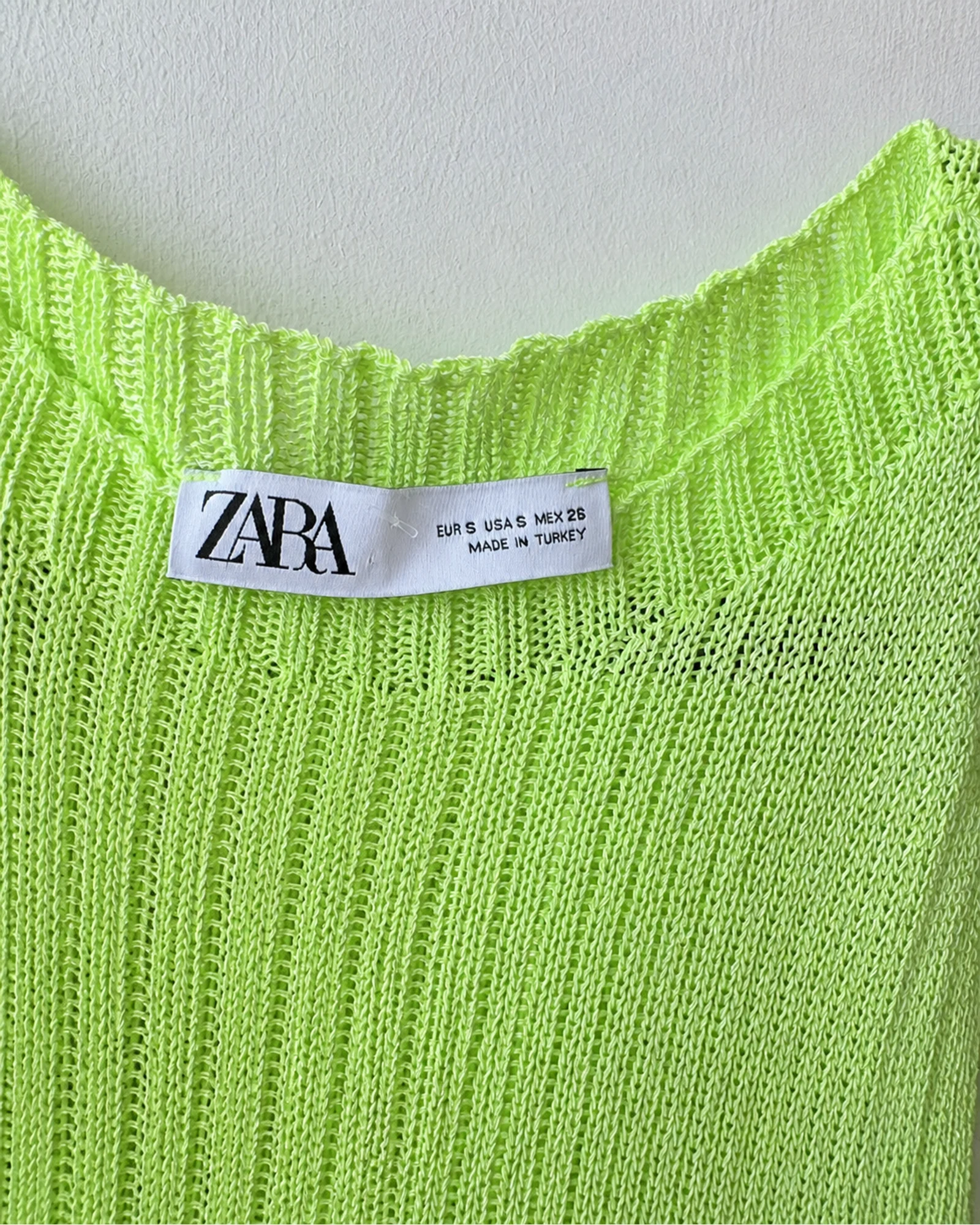 Etiqueta original de marca y talla de suéter o cárdigan zara neon green talla eur s / usa s / mex 26
