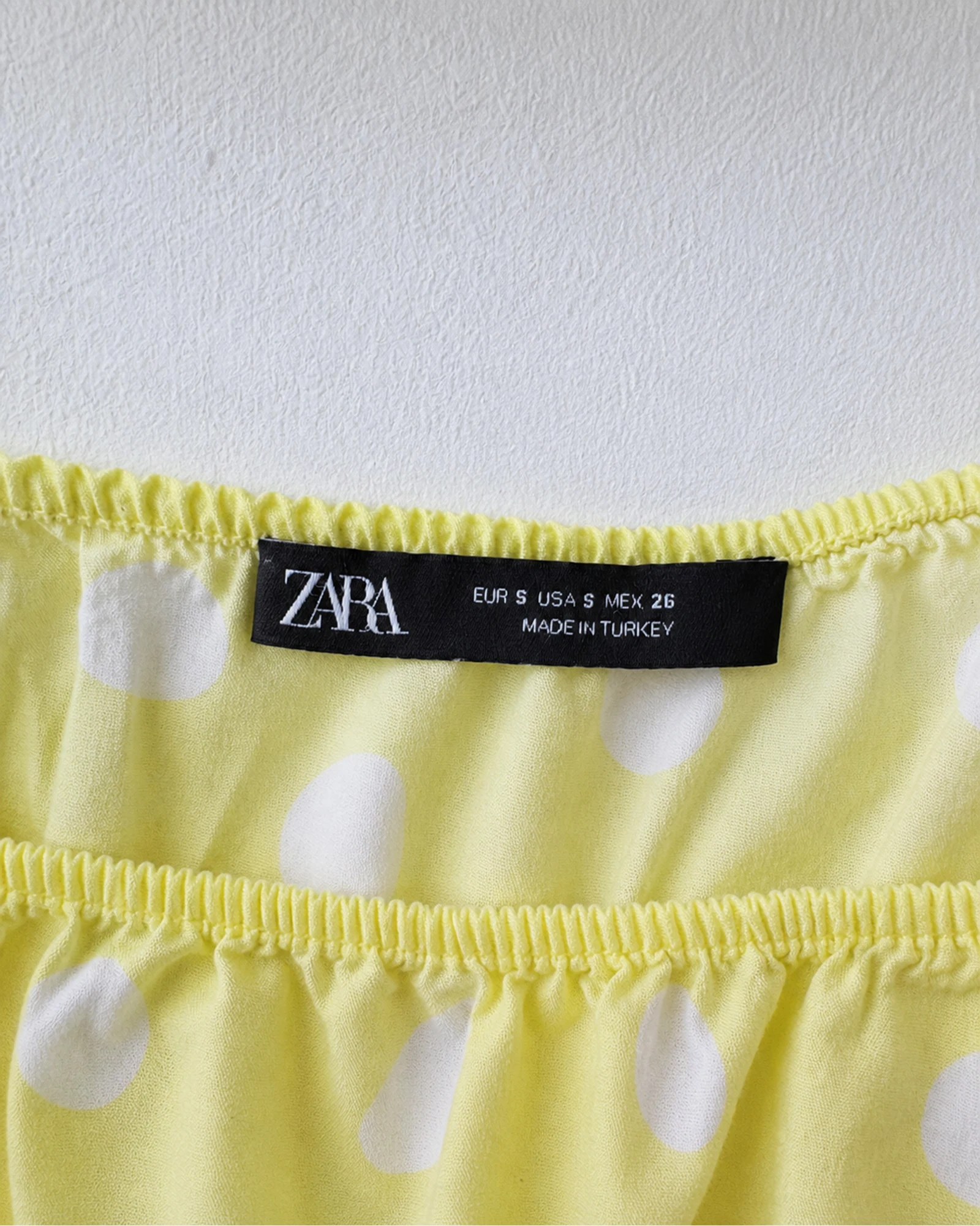 Etiqueta original de marca y talla de camisa o top zara amarillo y blanco talla eur s / usa s / mex 26