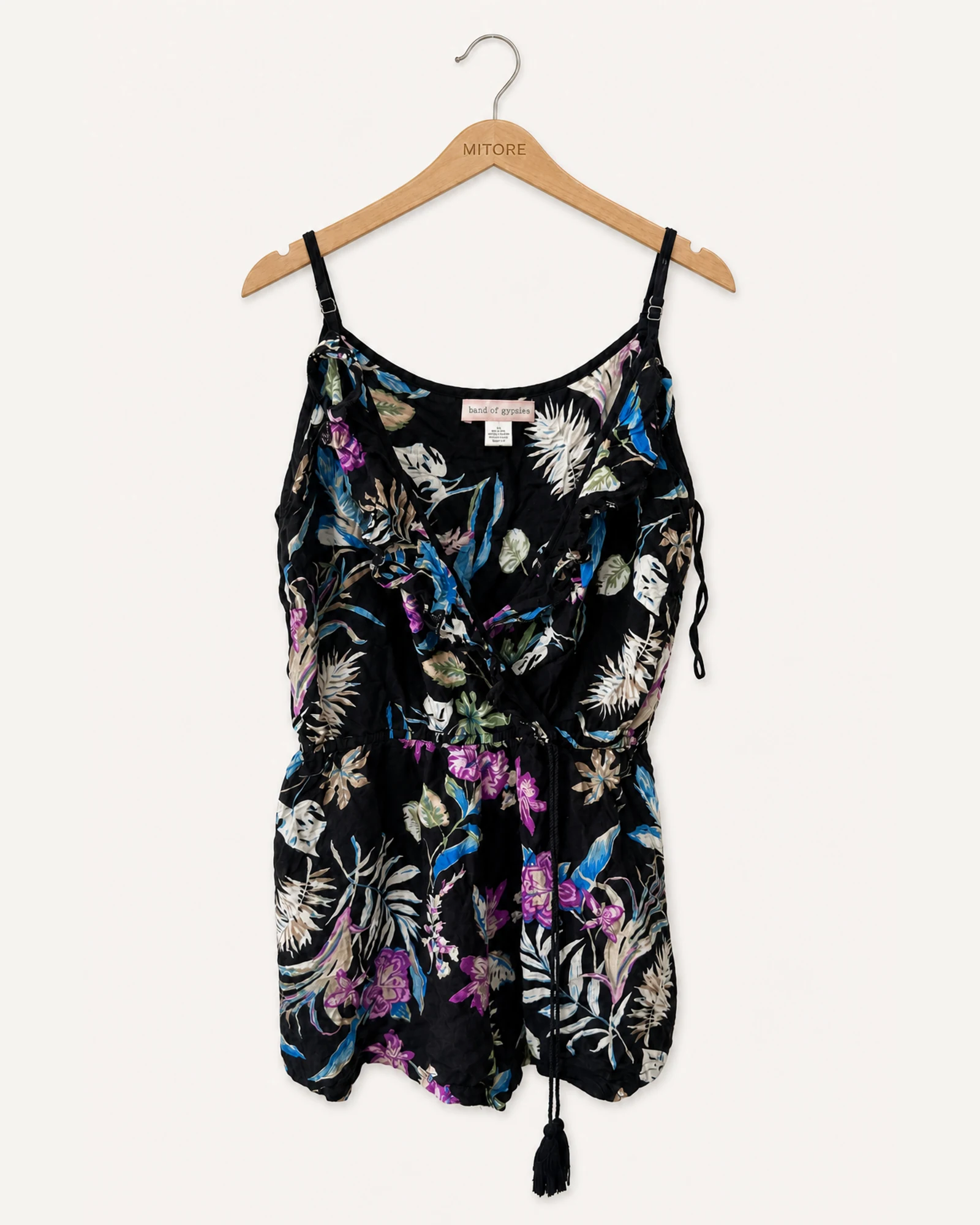 Vista frontal de enterizo band of gypsies negro y floral talla s