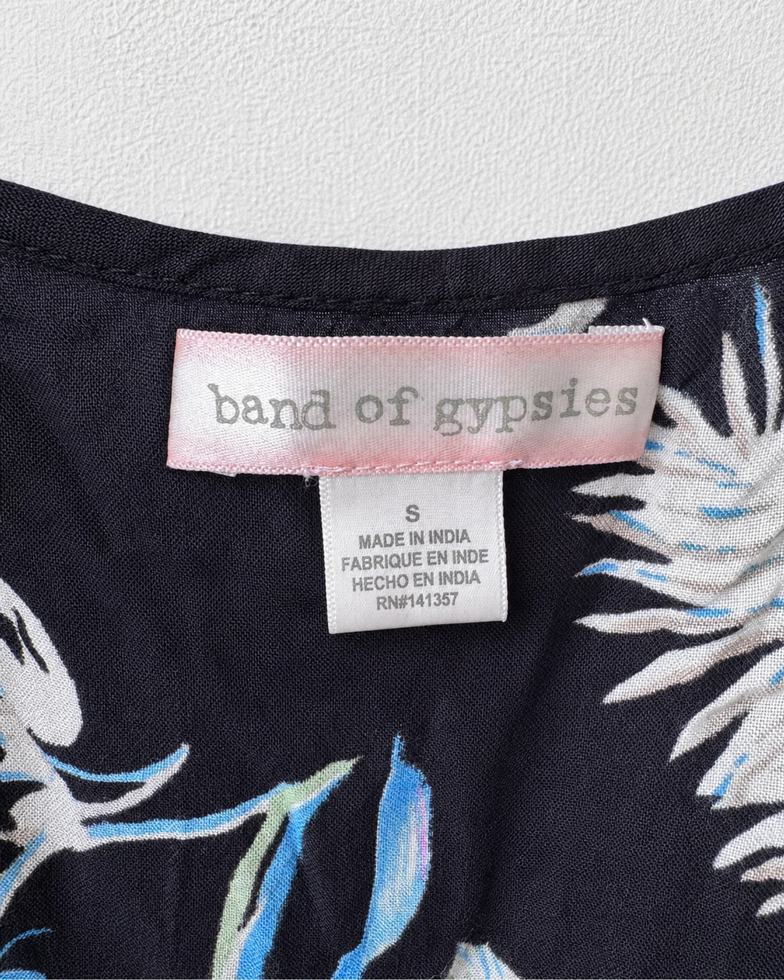 Etiqueta original de marca y talla de enterizo band of gypsies negro y floral talla s